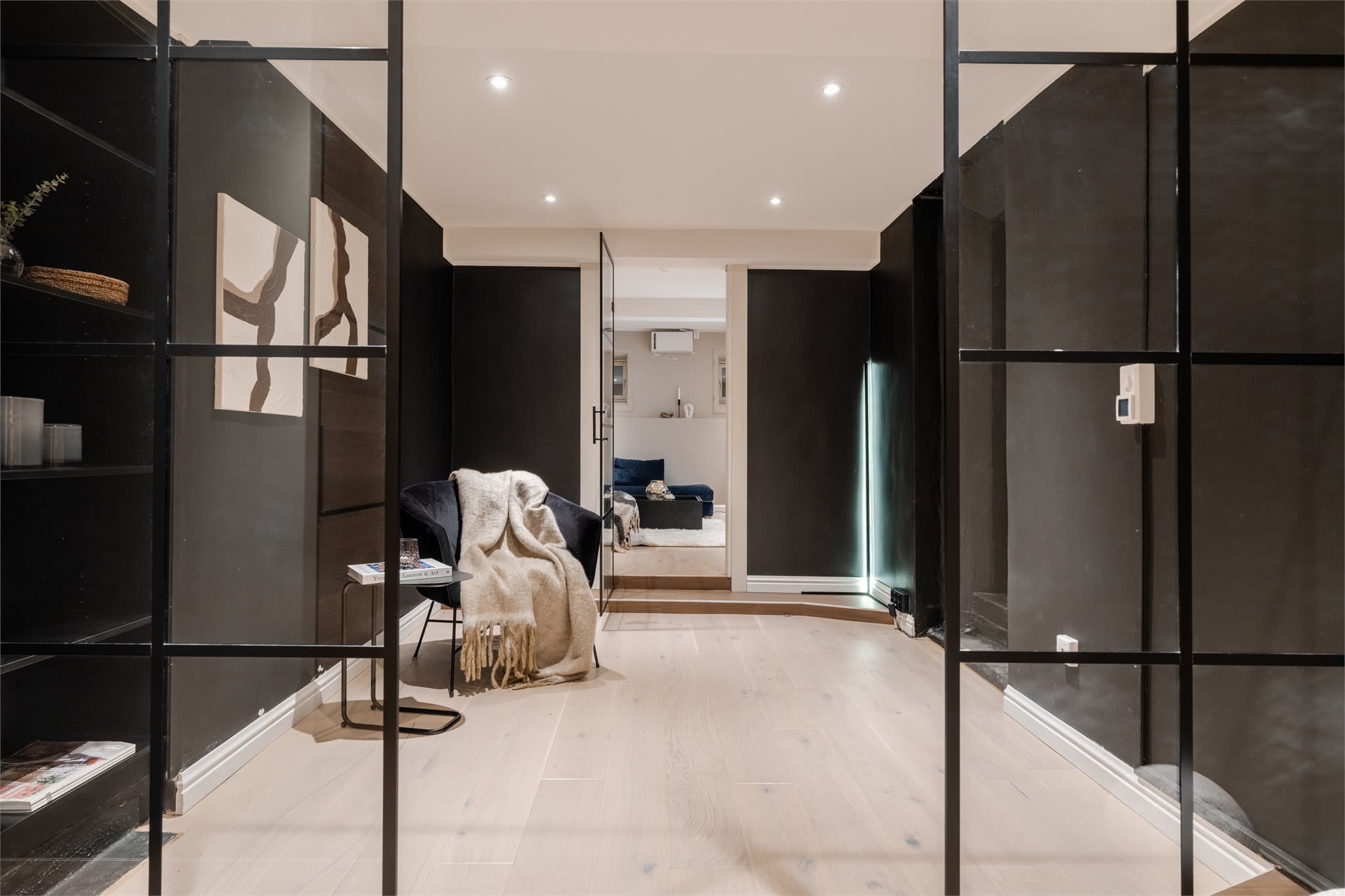 Glassveggene skaper en åpen og lys følelse, selv i underetasjen.