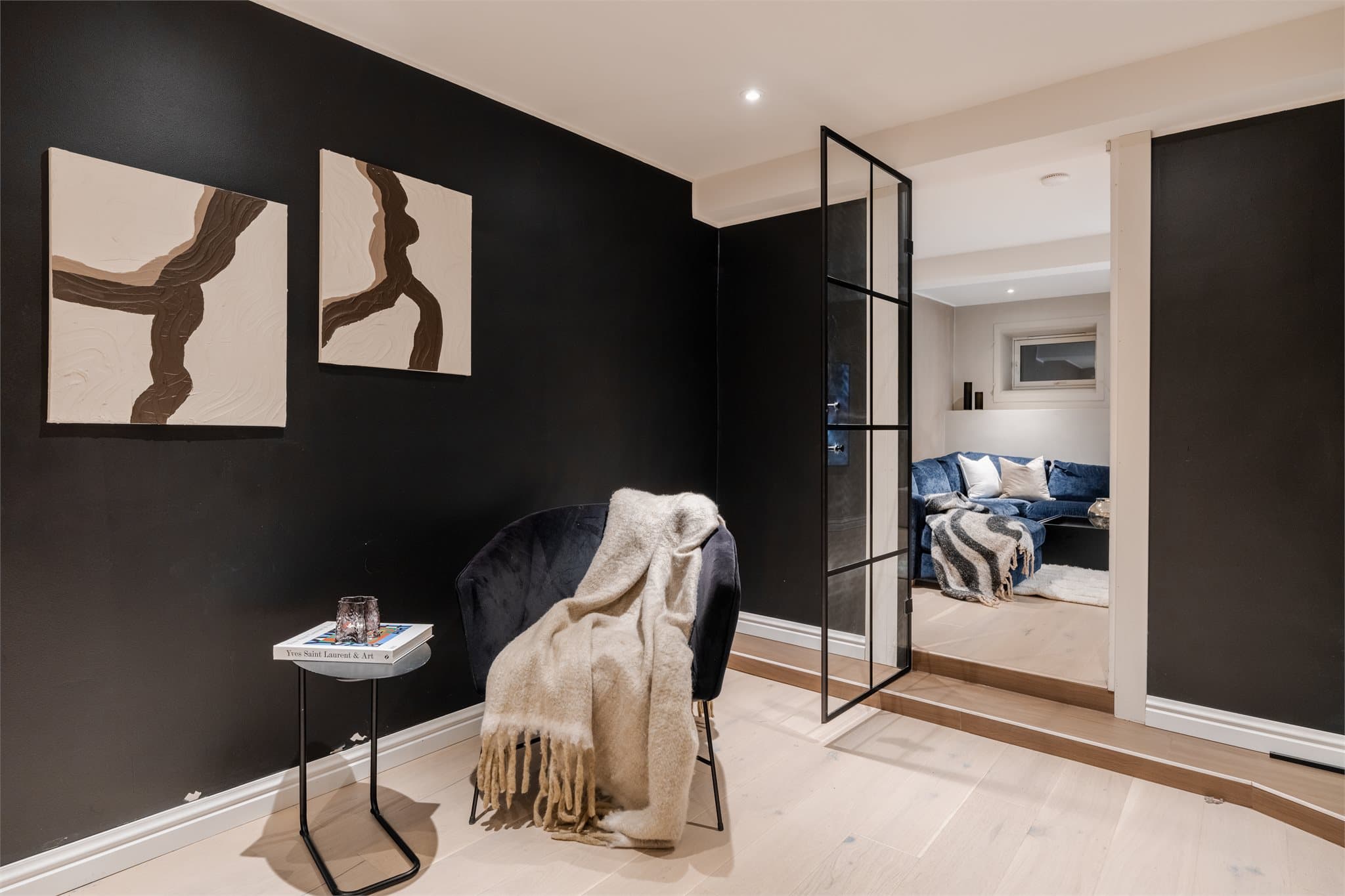 Rommene i underetasjen brukes i dag som kontor og kjellerstue.