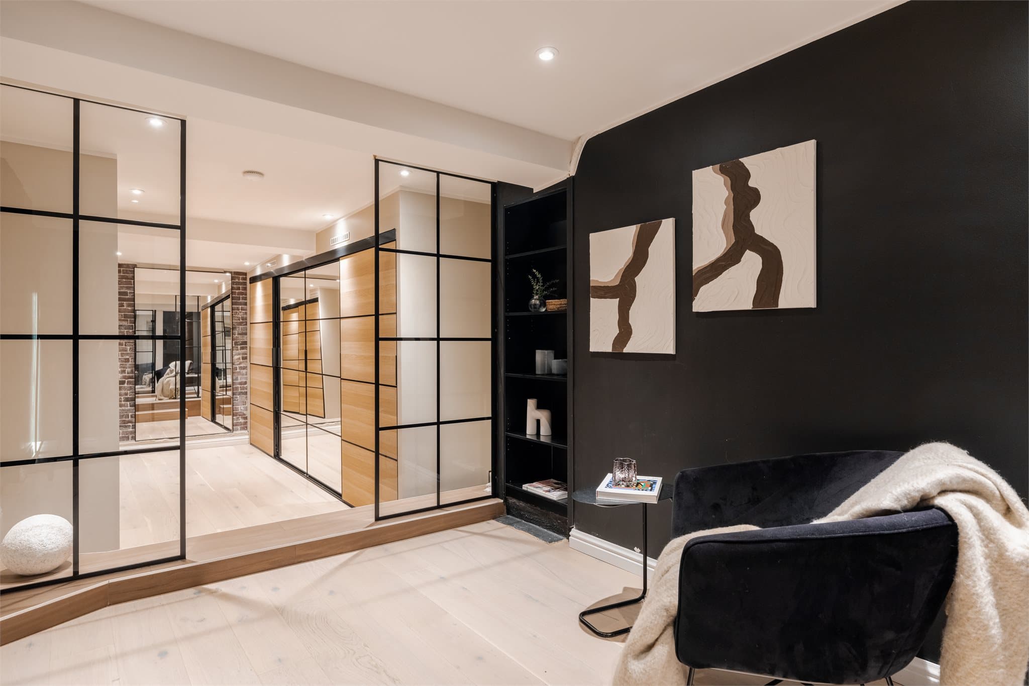 Nivåforskjeller og gjennomtenkte løsninger gir etasjen en spennende dynamikk.