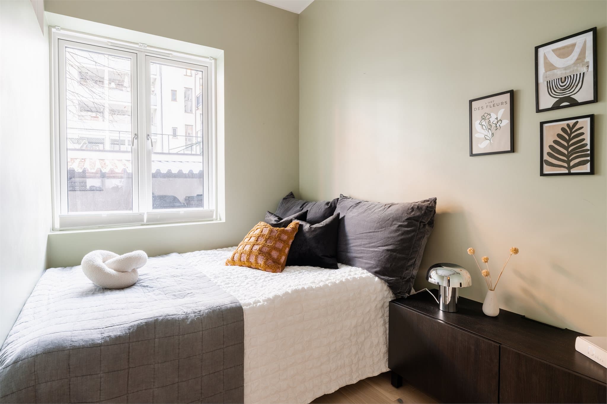 Leiligheten har to soverom i første etasje. Her er det ene, med plass til seng og nattbord.