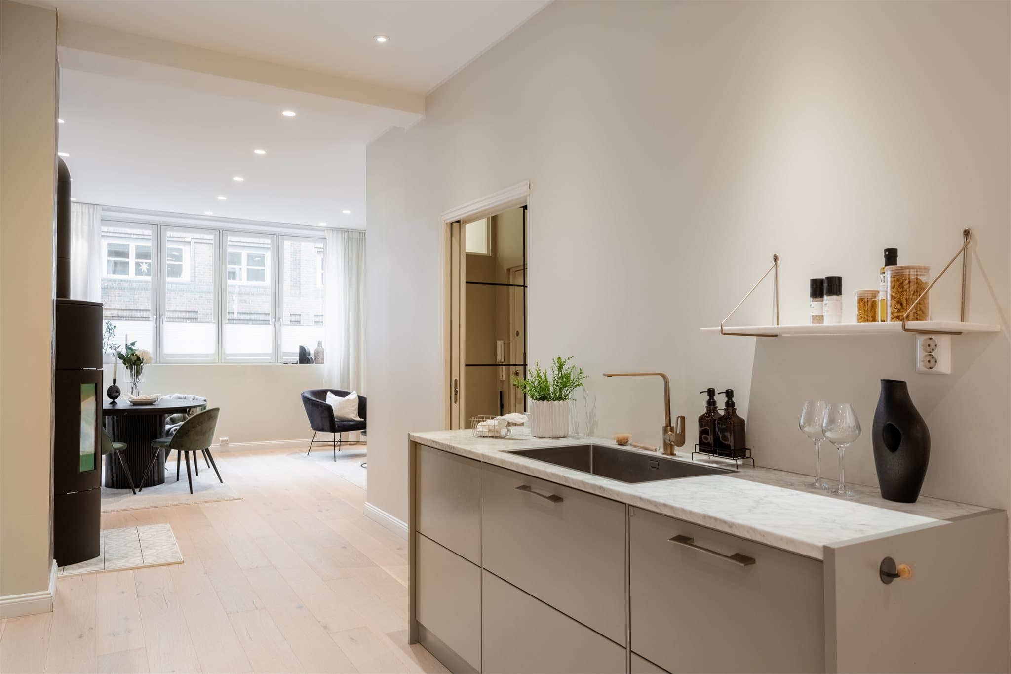 Kjøkkenet har en praktisk sone som gir ekstra arbeidsflate og et sosialt samlingspunkt.