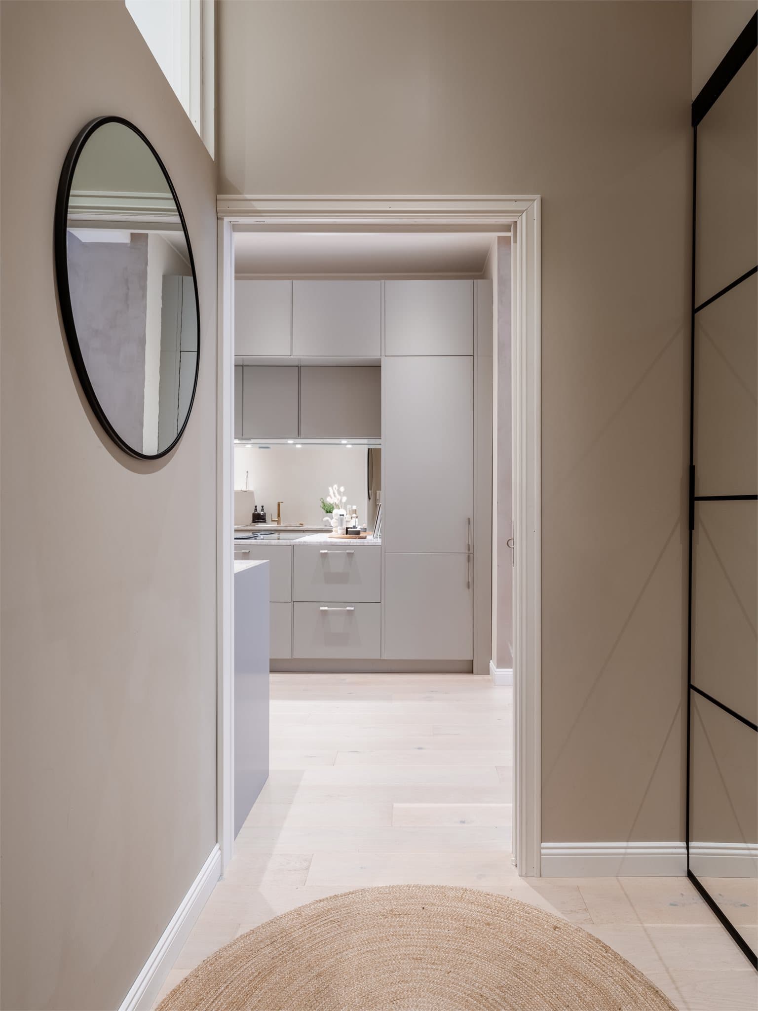 Fra gangen er det direkte tilgang til leilighetens sosiale sone med kjøkken og stue.