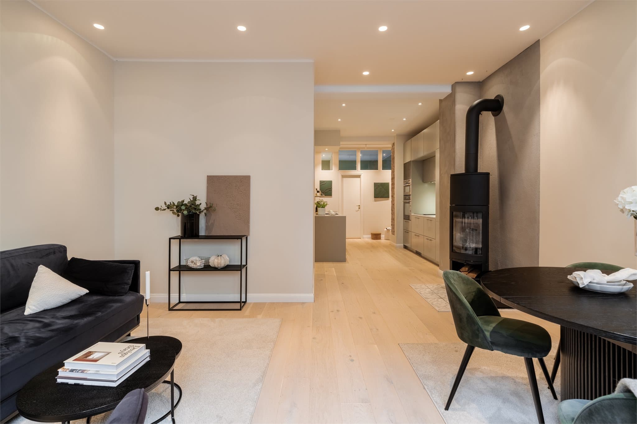 Gjennomgående enstavs parkett på gulv binder rommene sammen på en elegant måte.