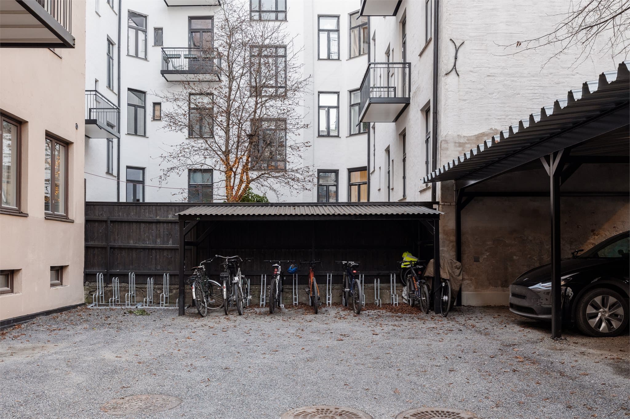 Det er felles sykkelparkering under tak i den skjermede bakgården.