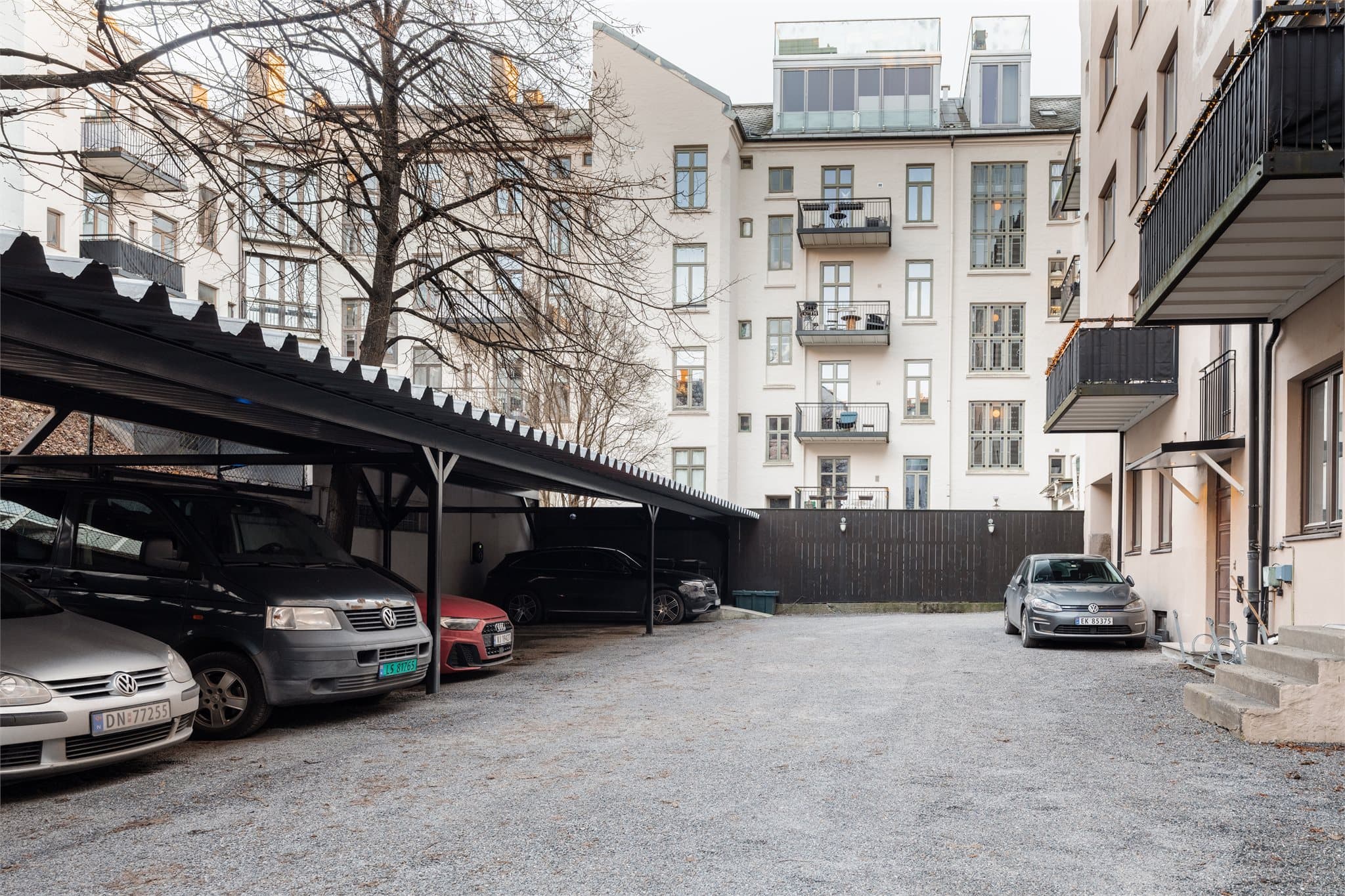 Det er til tider parkeringsplasser til leie gjennom aksjelaget eller garasjeanlegget rett over gaten fra leiligheten.