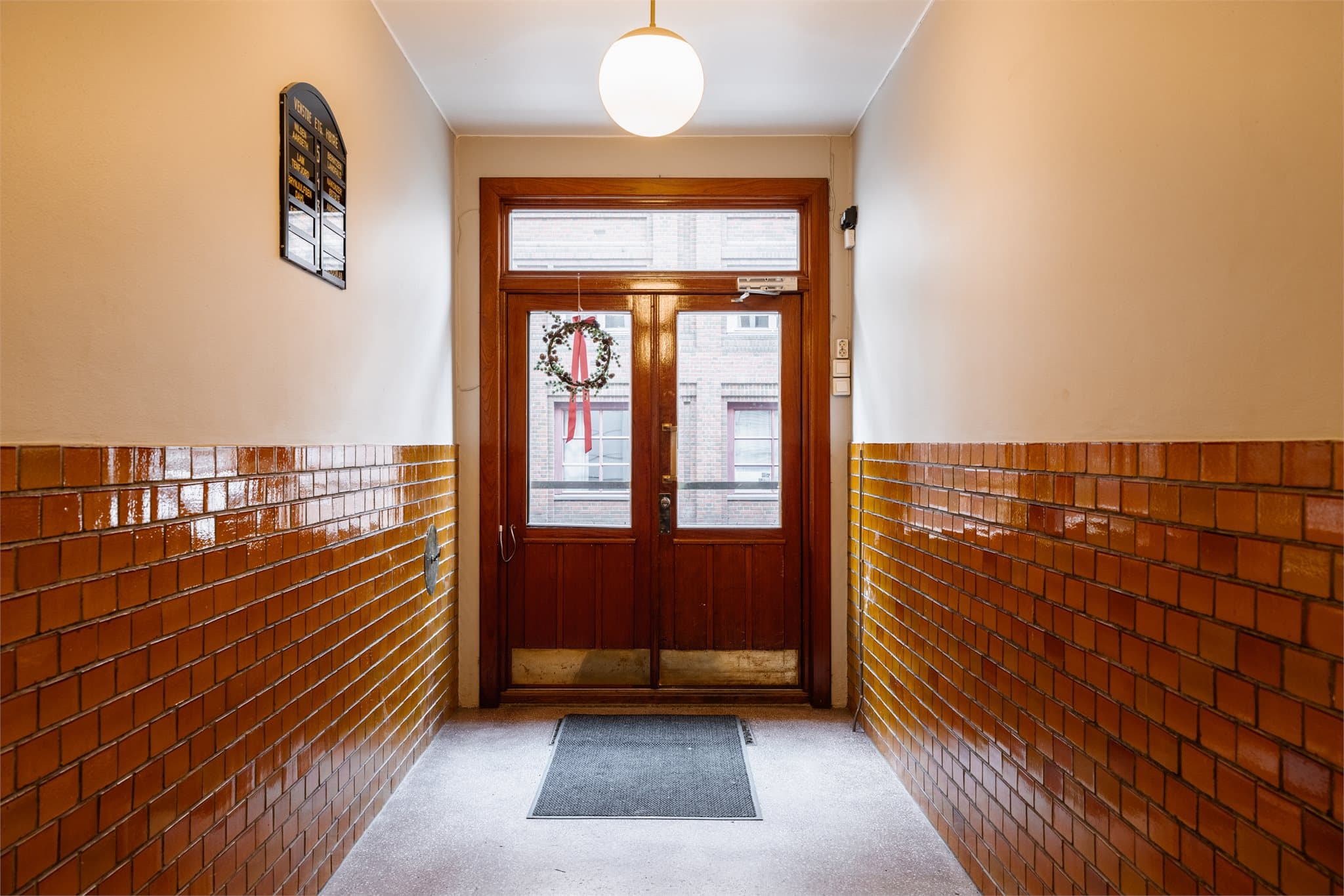 Bygården har et velholdt og representativt inngangsparti.