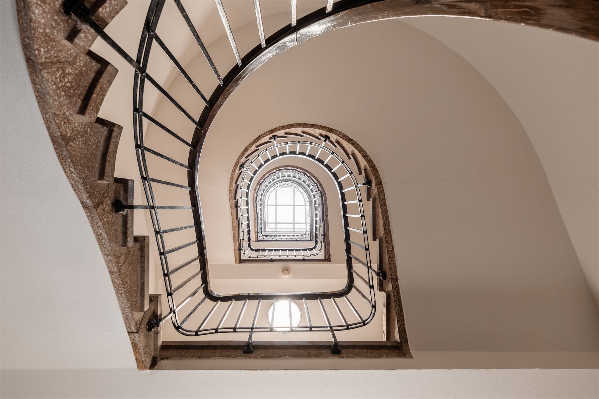 Den originale og svingete trappeoppgangen er et flott arkitektonisk element.