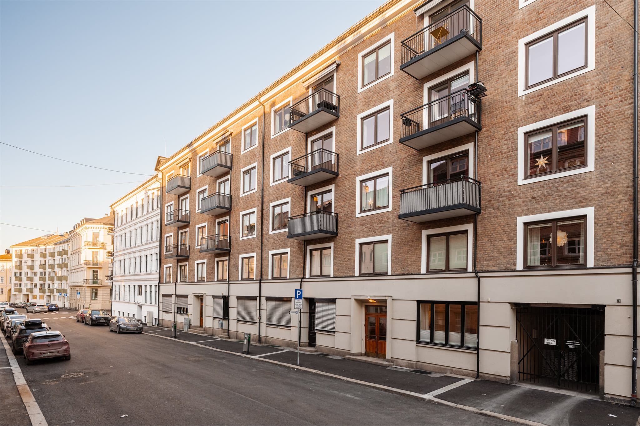 Bygården har en klassisk og velholdt teglsteinsfasade.