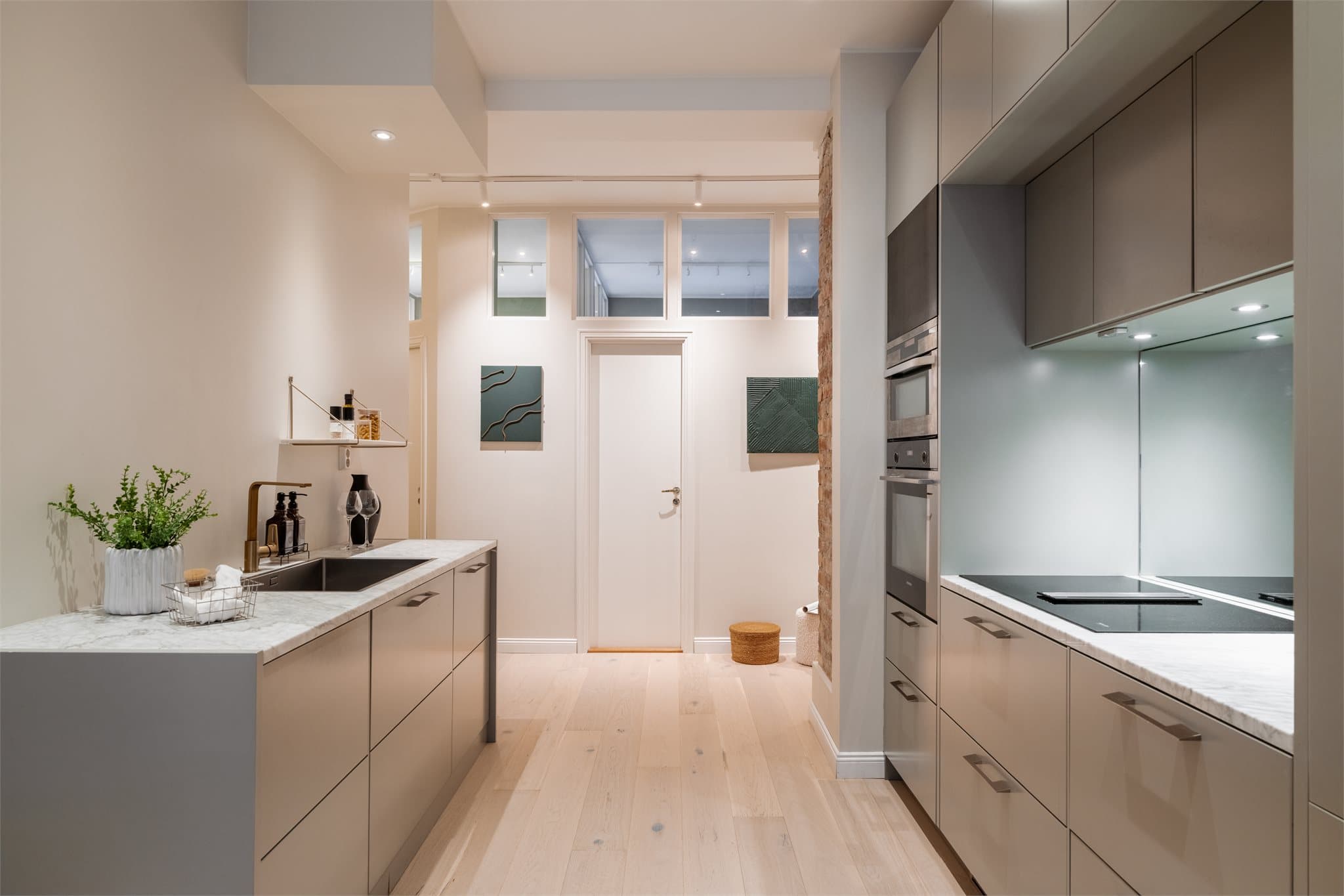 Den gjennomgående planløsningen gir en god romfølelse og flyt.