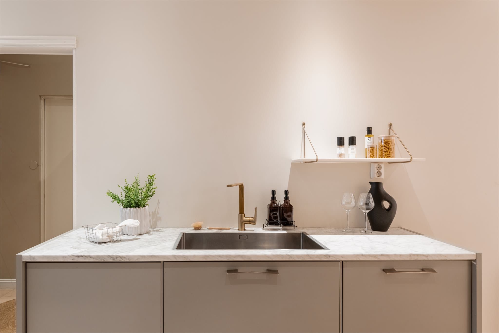 Benkeplaten i marmor og underlimt vask understreker den høye standarden.