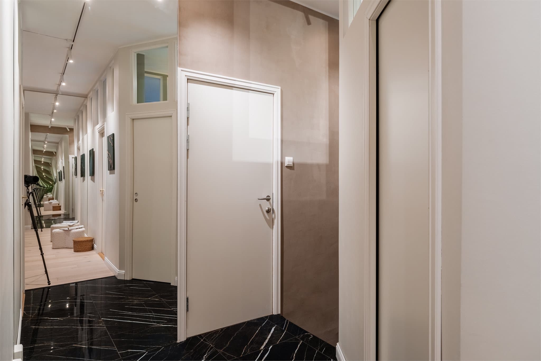 Flislagte overganger i underetasjen ble lagt i 2023.