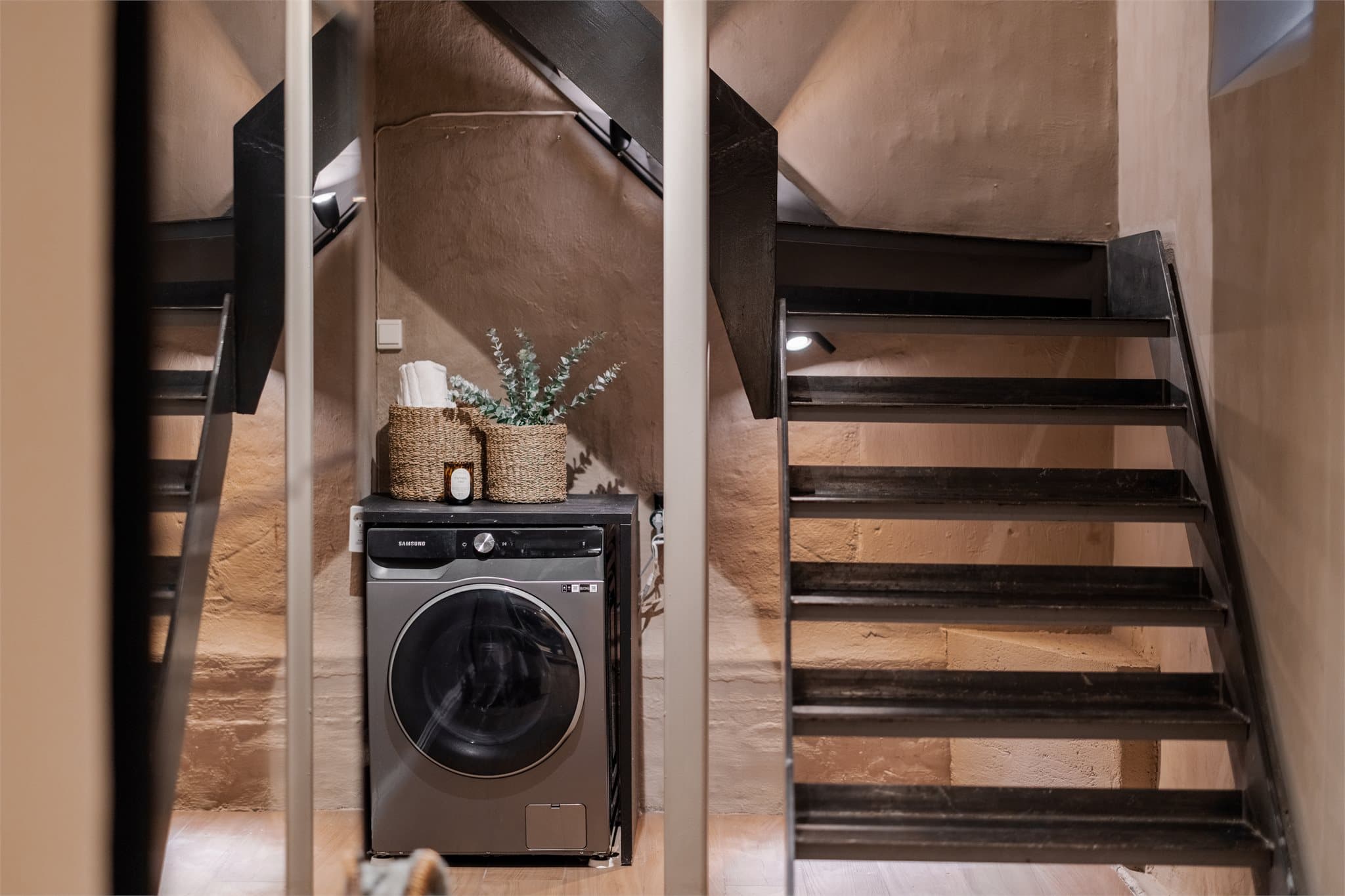 Under trappen er det etablert en åpen løsning for vaskemaskinen.
