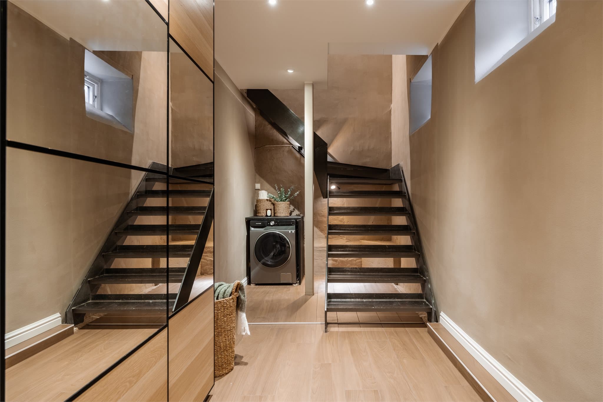 Trapperommet har integrert belysning og leder ned til underetasjen.