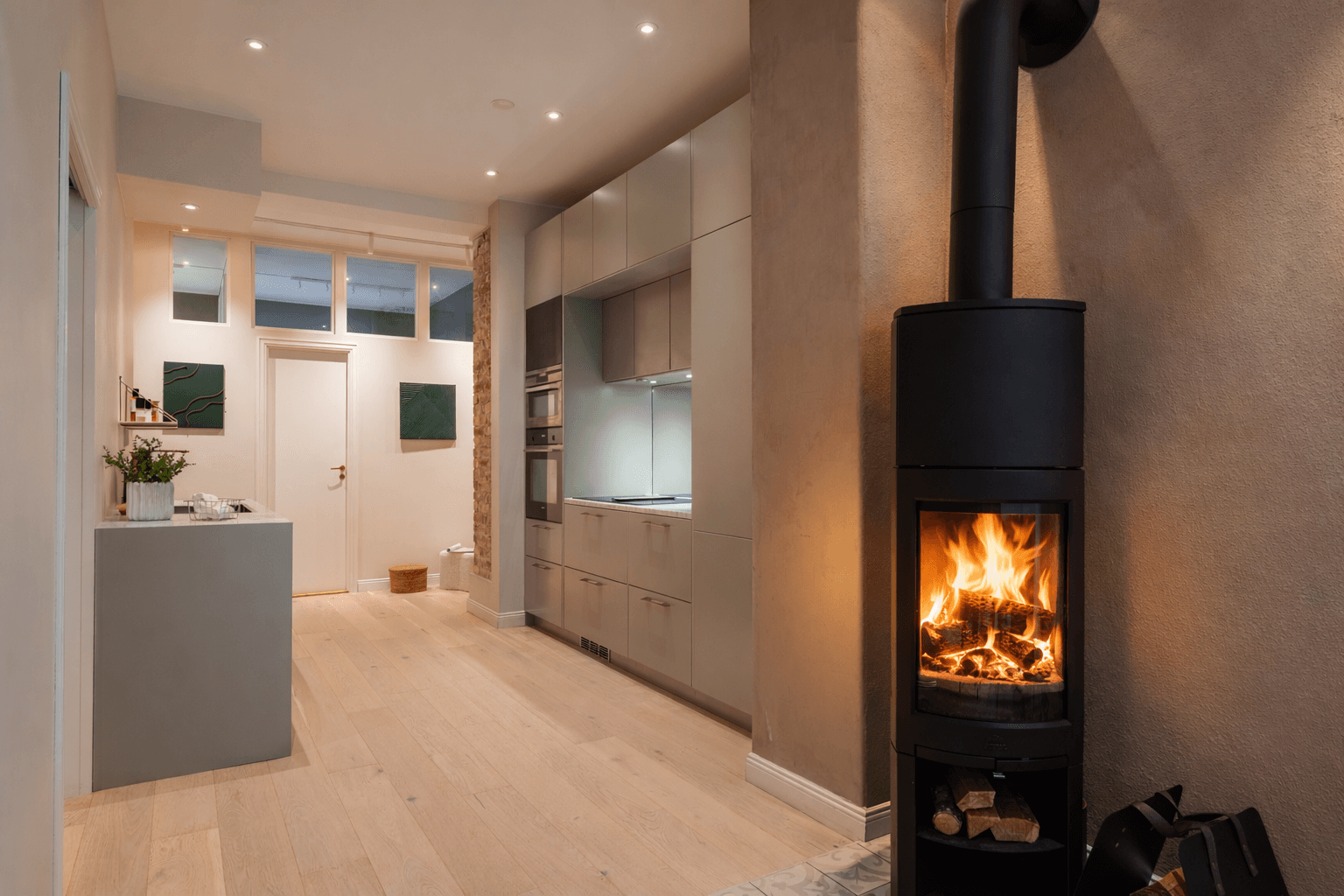En ny peisovn fra 2023 er plassert mellom kjøkkenet og stuen.
