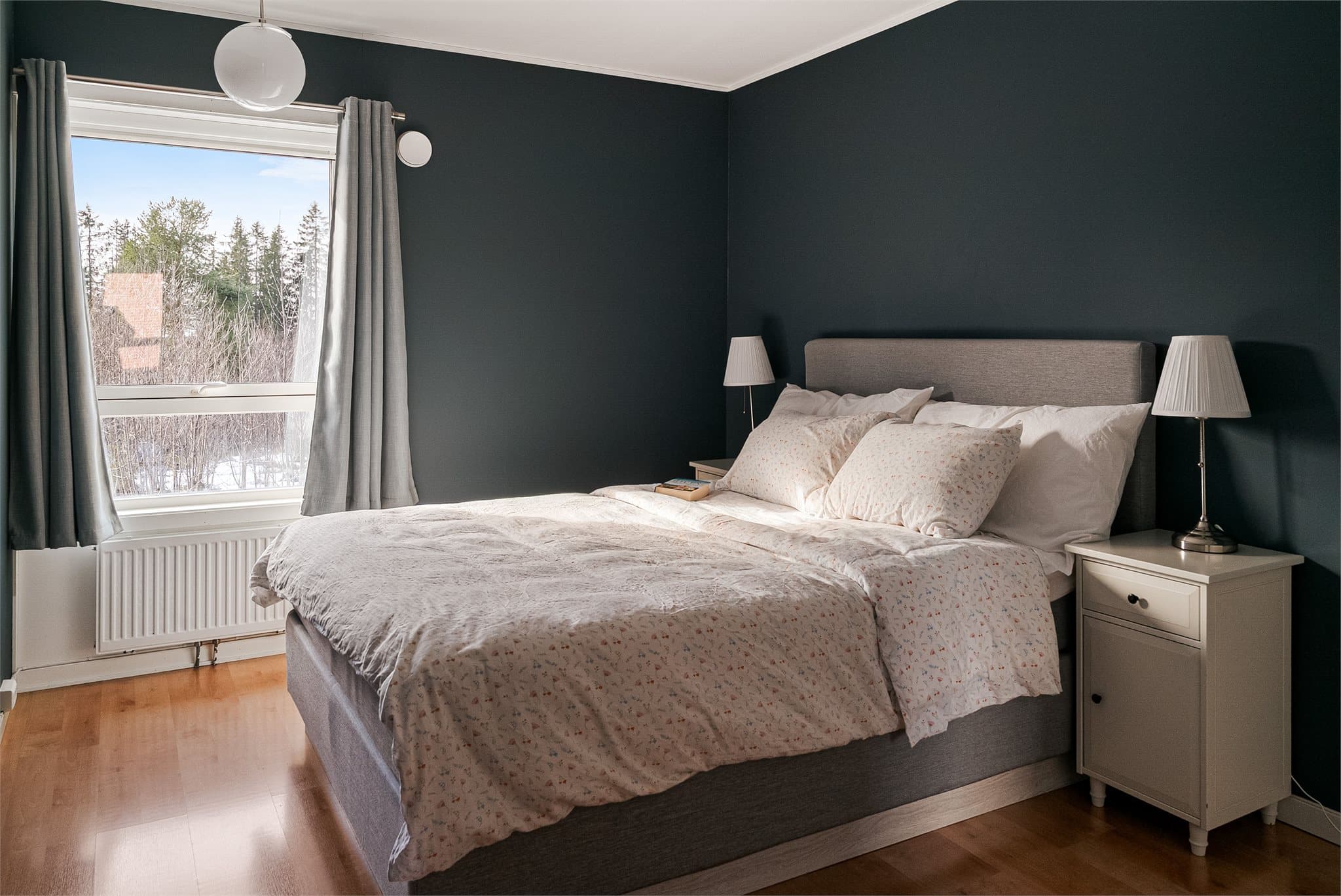 Hovedsoverom med god plass til dobbeltseng og garderobe.