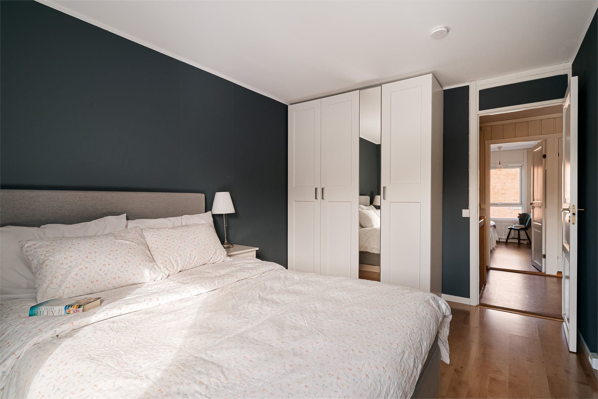 Rommet har en rolig og behagelig atmosfære med moderne farger.