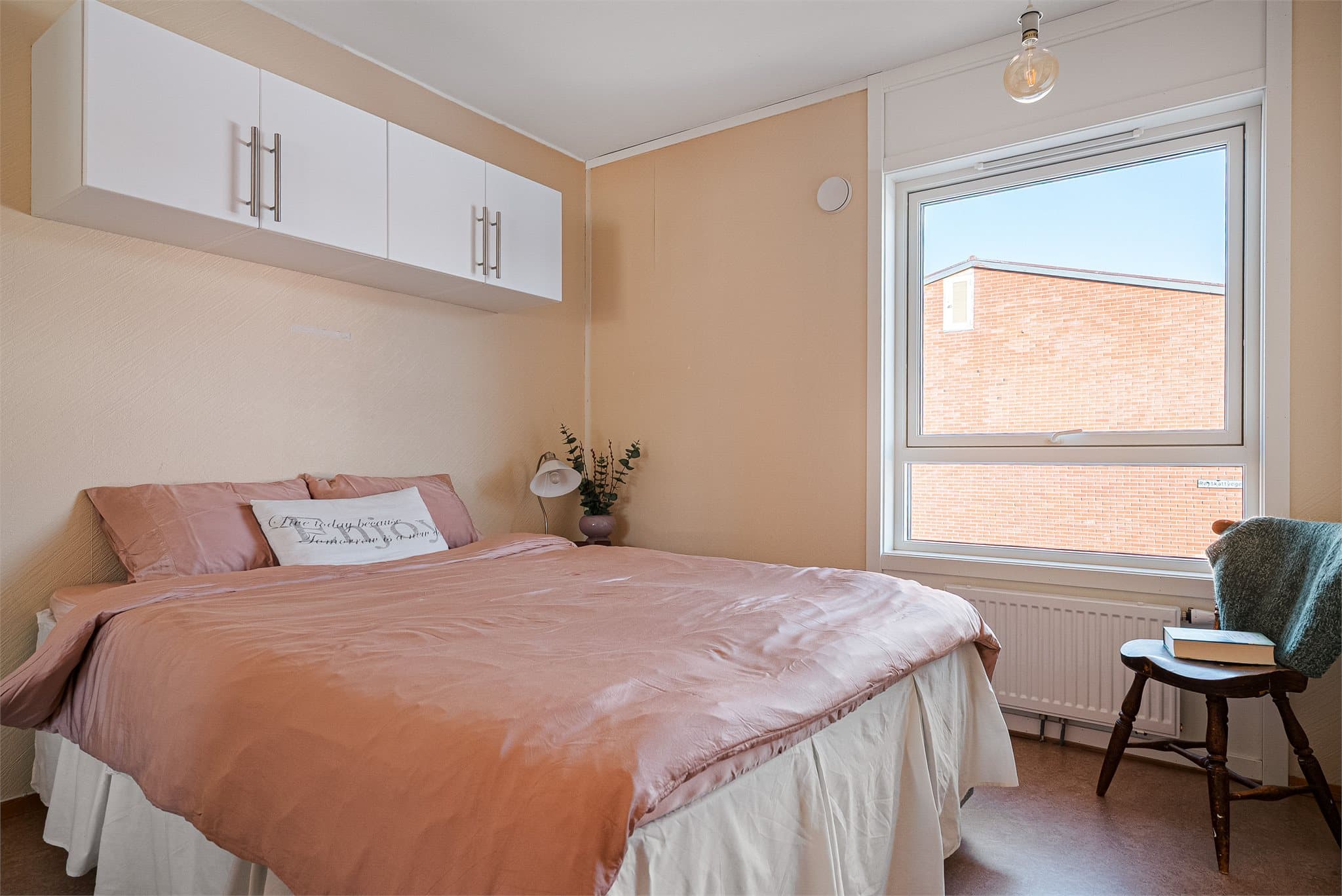 Det andre soverommet er lunt og koselig og har godt med naturlig lys.