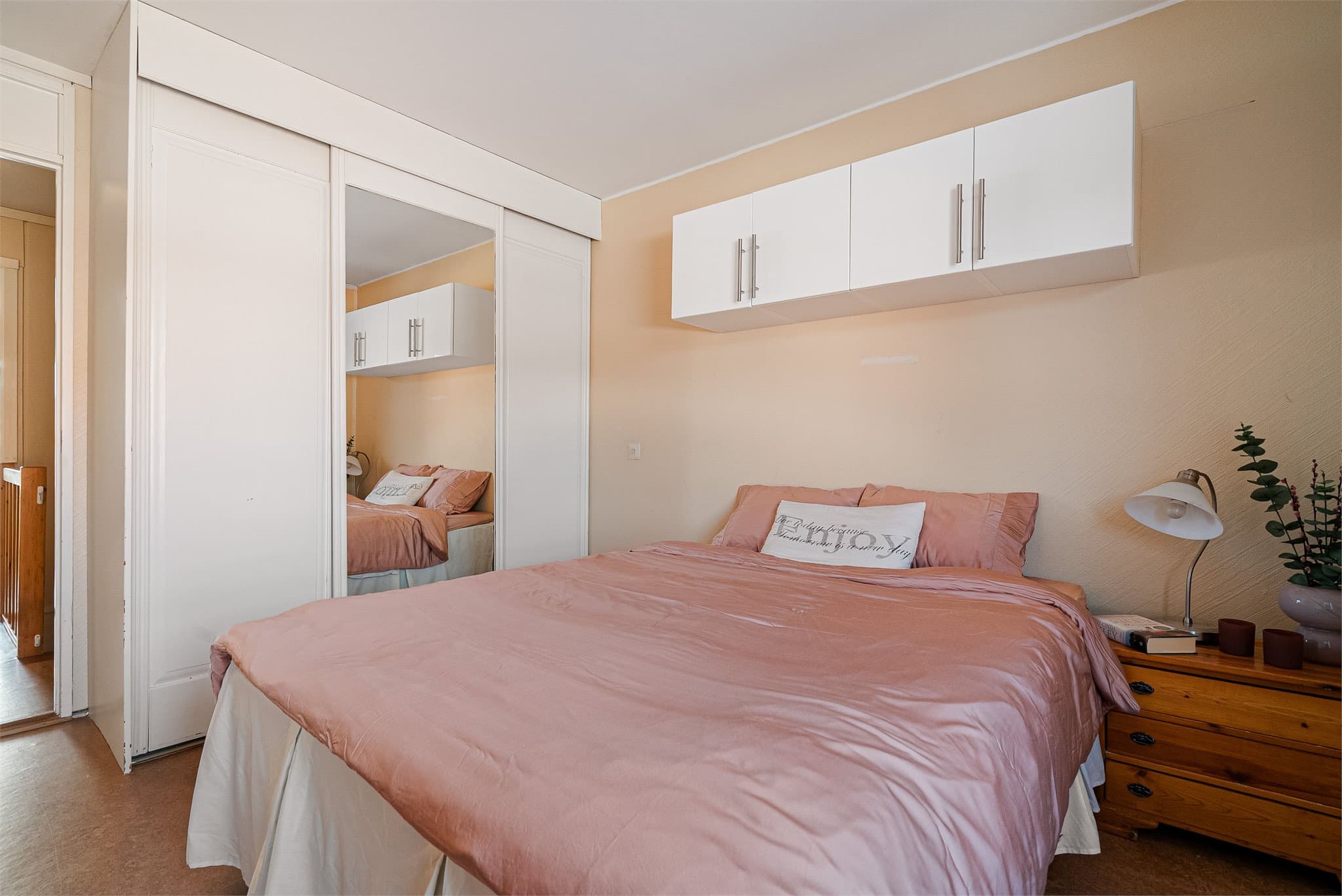 Her er det god plass til dobbeltseng og garderobe.