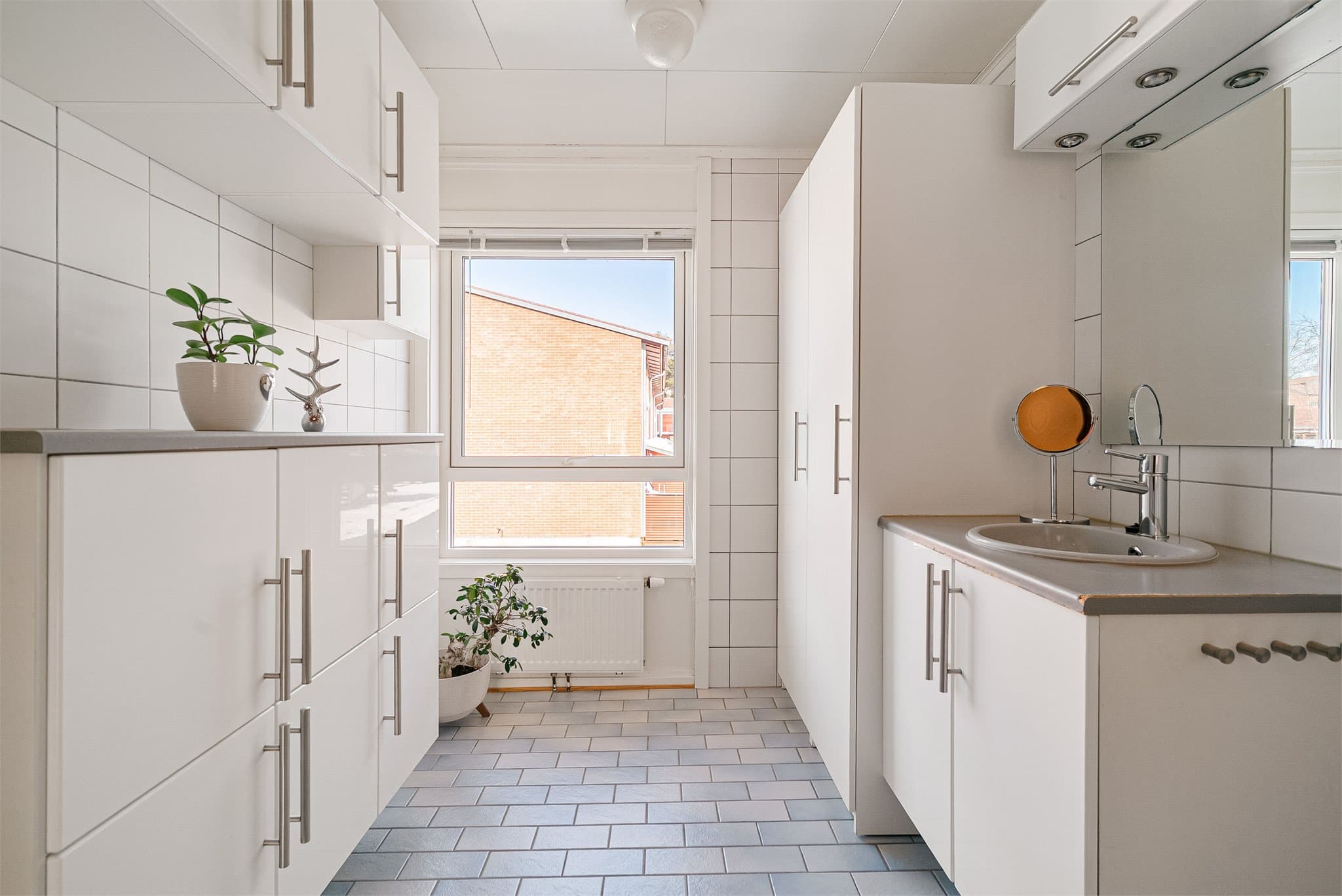 Lyst og romslig baderom med store vindusflater.