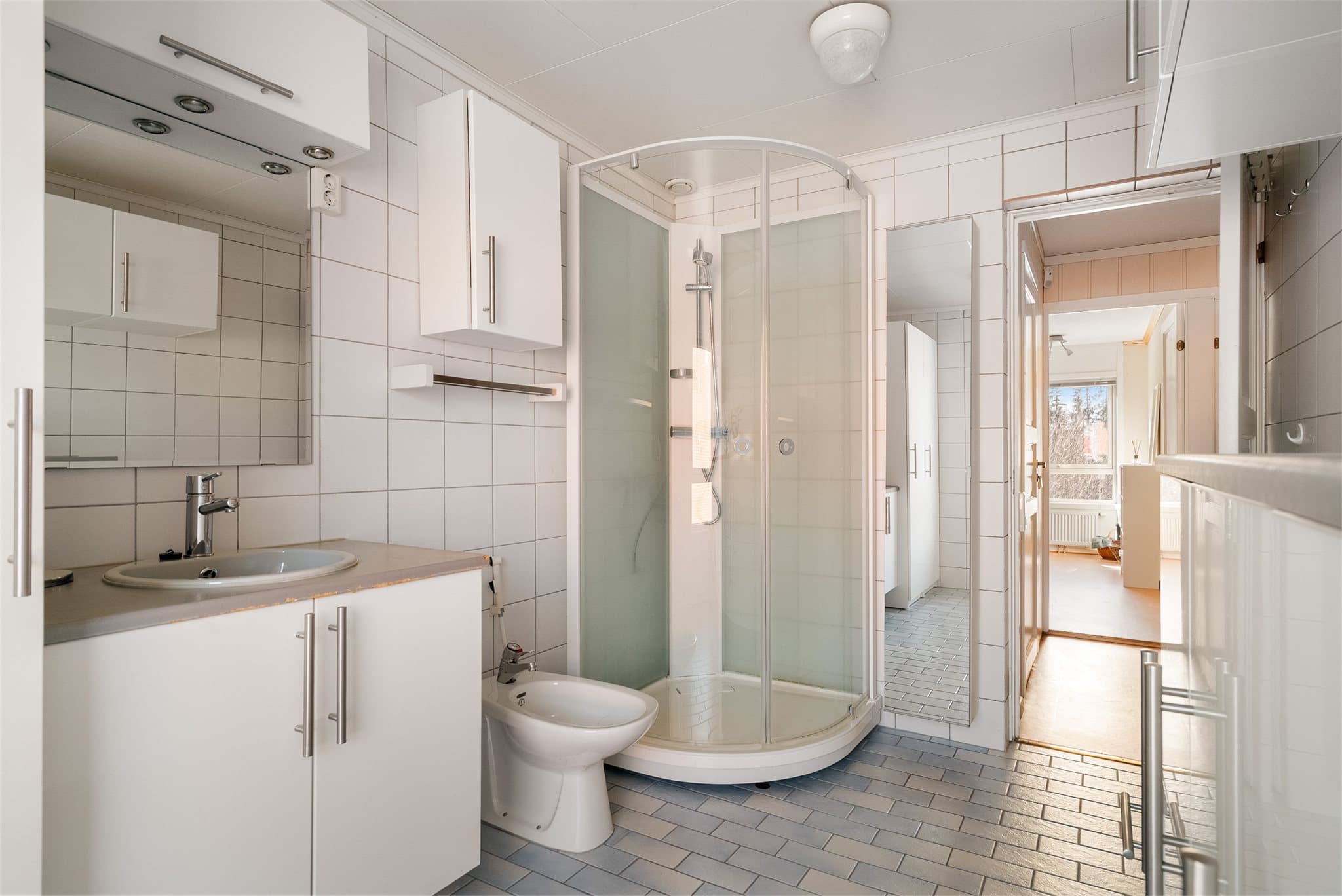 Badet er innredet med dusj, bidet og servant, samt mye skapplass.