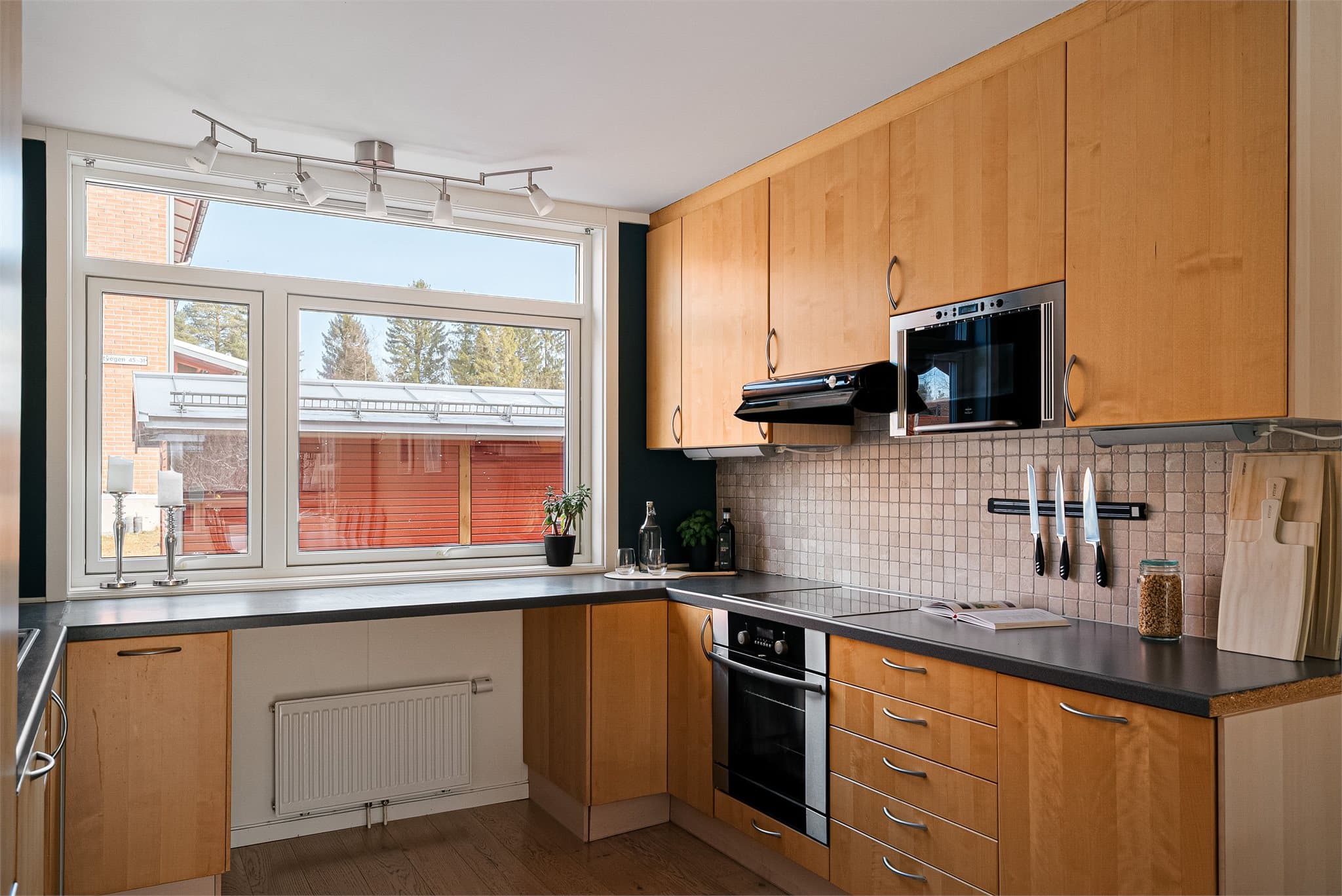 Tidløst kjøkken med god skap- og benkeplass. Store vindusflater gir godt med naturlig lysinnslipp.