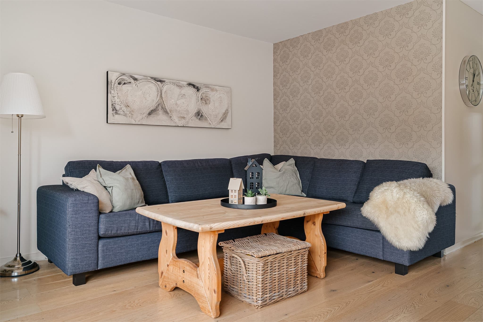 Lys og romslig stue med en naturlig inndeling som gir gode møbleringsmuligheter.