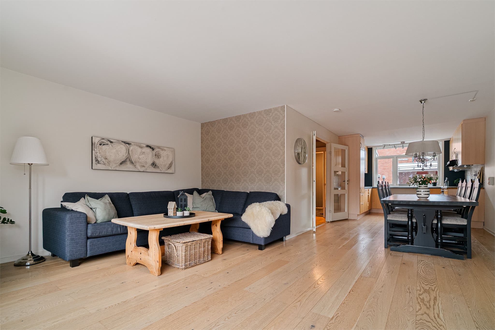 Marit Skolmli v. Emera Eiendomsmegling ønsker velkommen til Røyskattveien 51! Foto: Kristian Ulén Thorsen / Husfoto