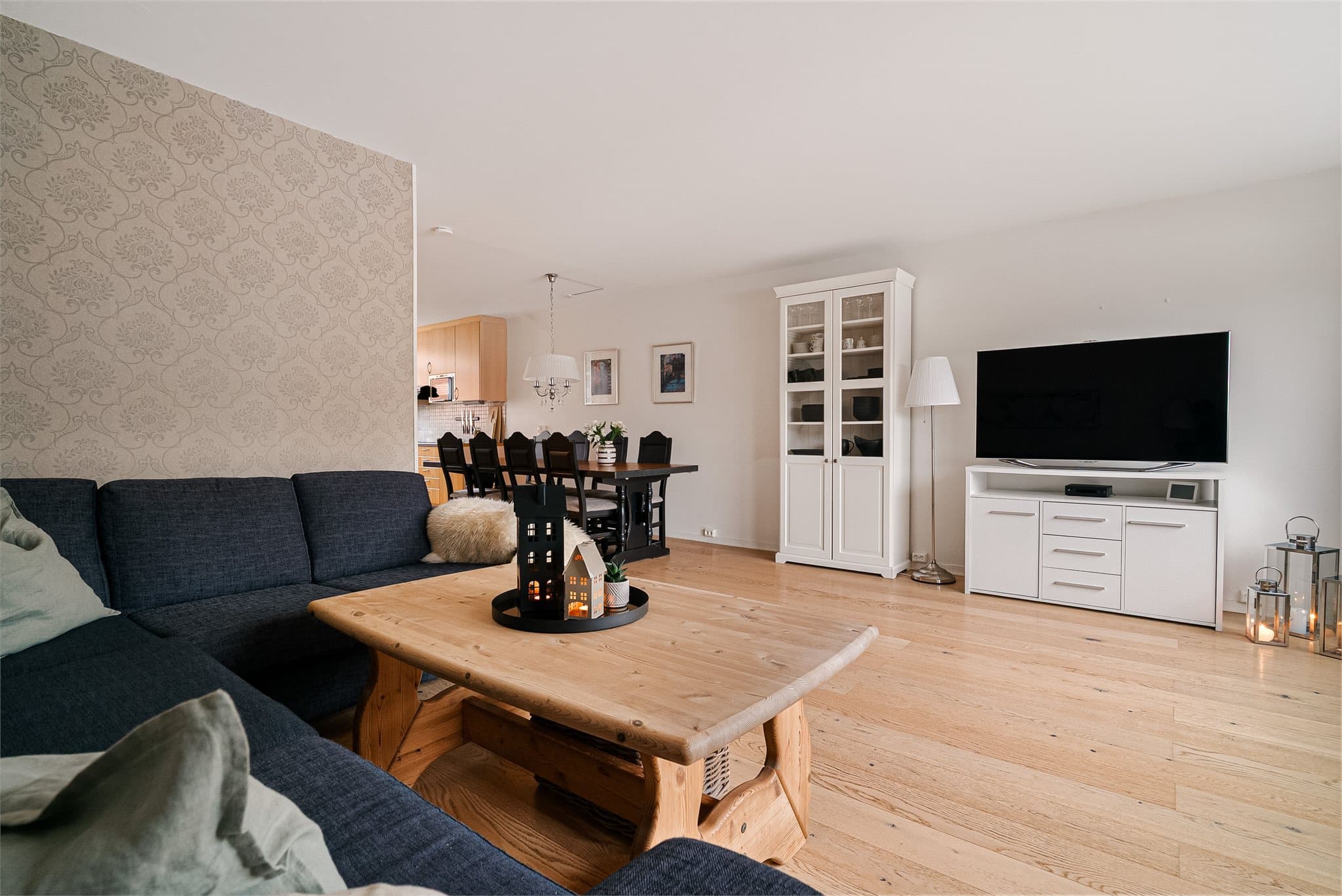 Stuen er boligens naturlige samlingspunkt med god plass til hele familien.