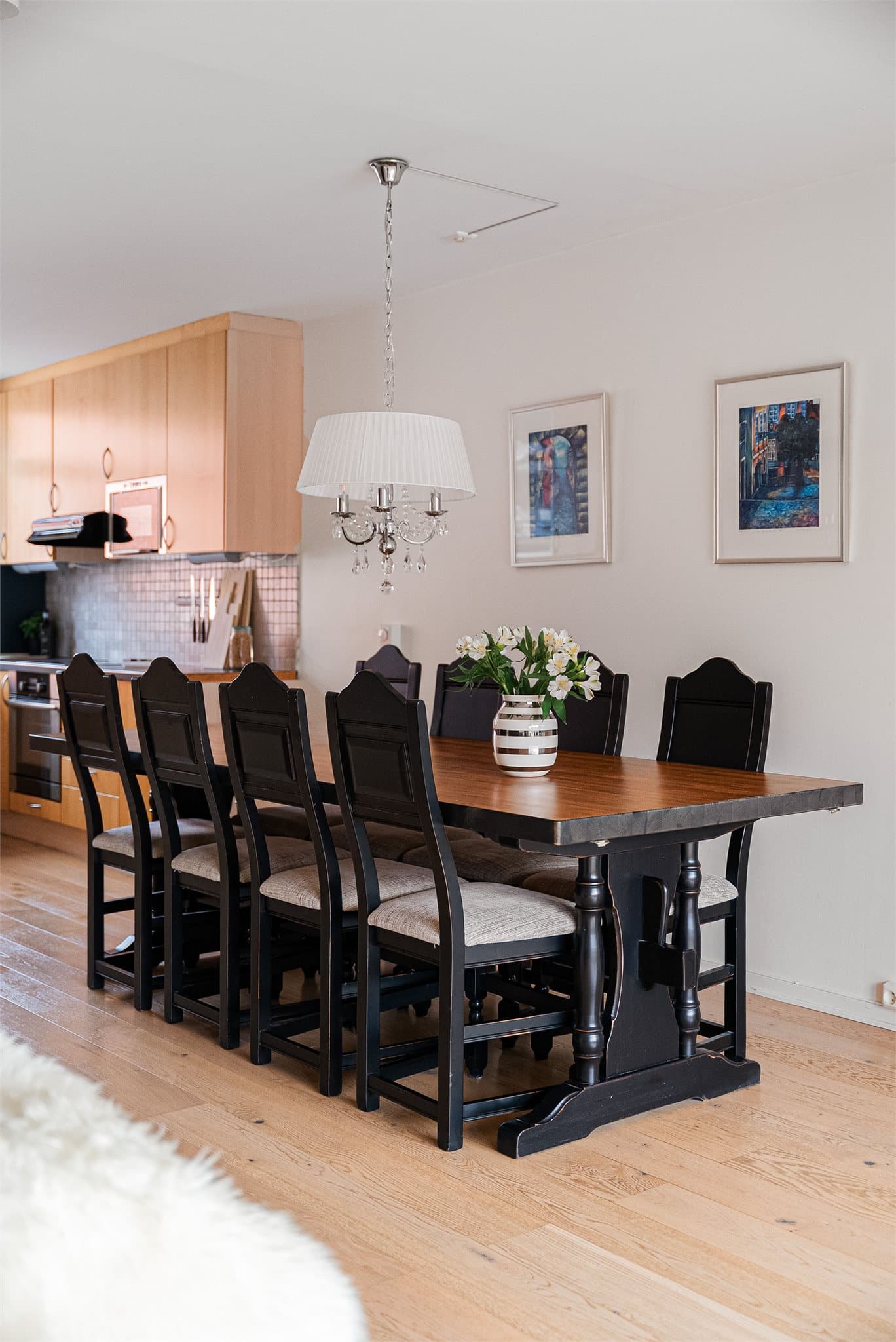 Åpen løsning mellom kjøkken og stue gir en sosial og familievennlig planløsning.