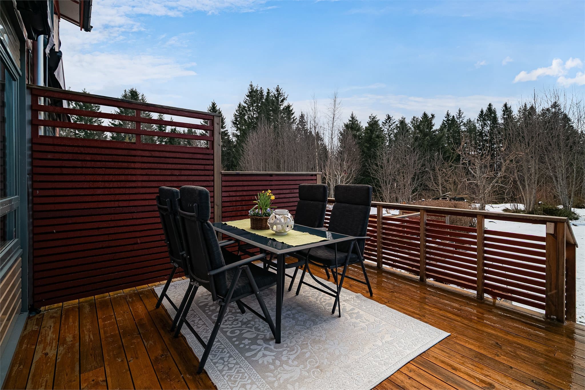 Terrasse med god plass til sittegruppe og grill.