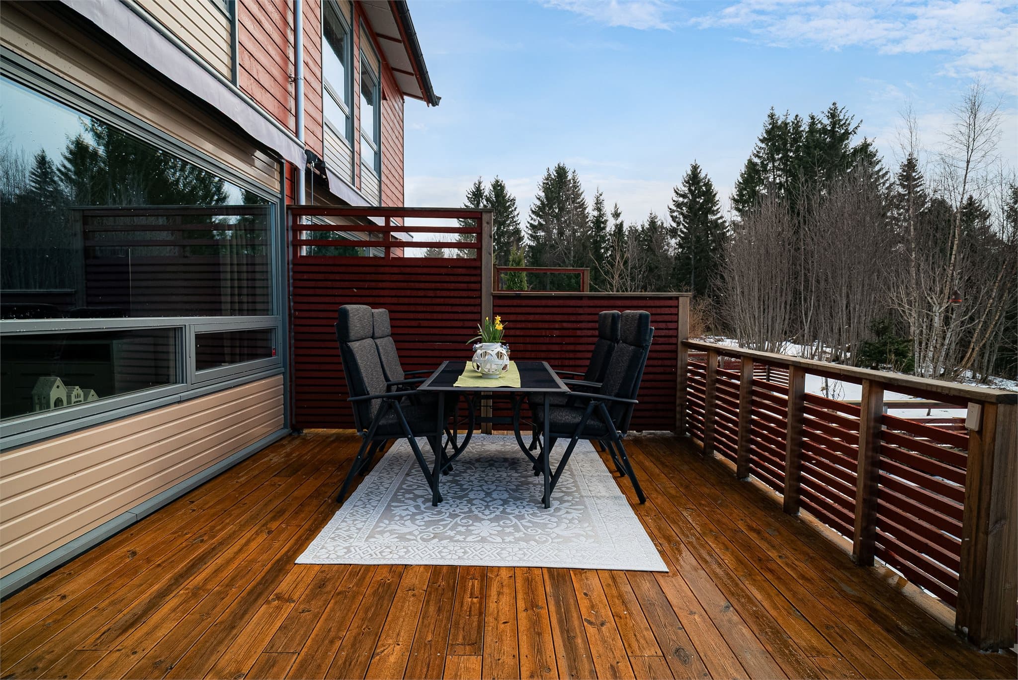 Boligen har to terrasser med samlet areal på ca. 35 m².