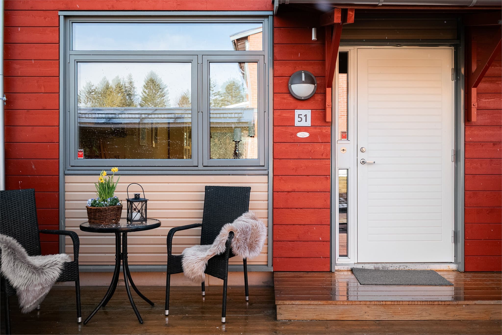 Boligen har et trivelig inngangsparti med stor terrasse.