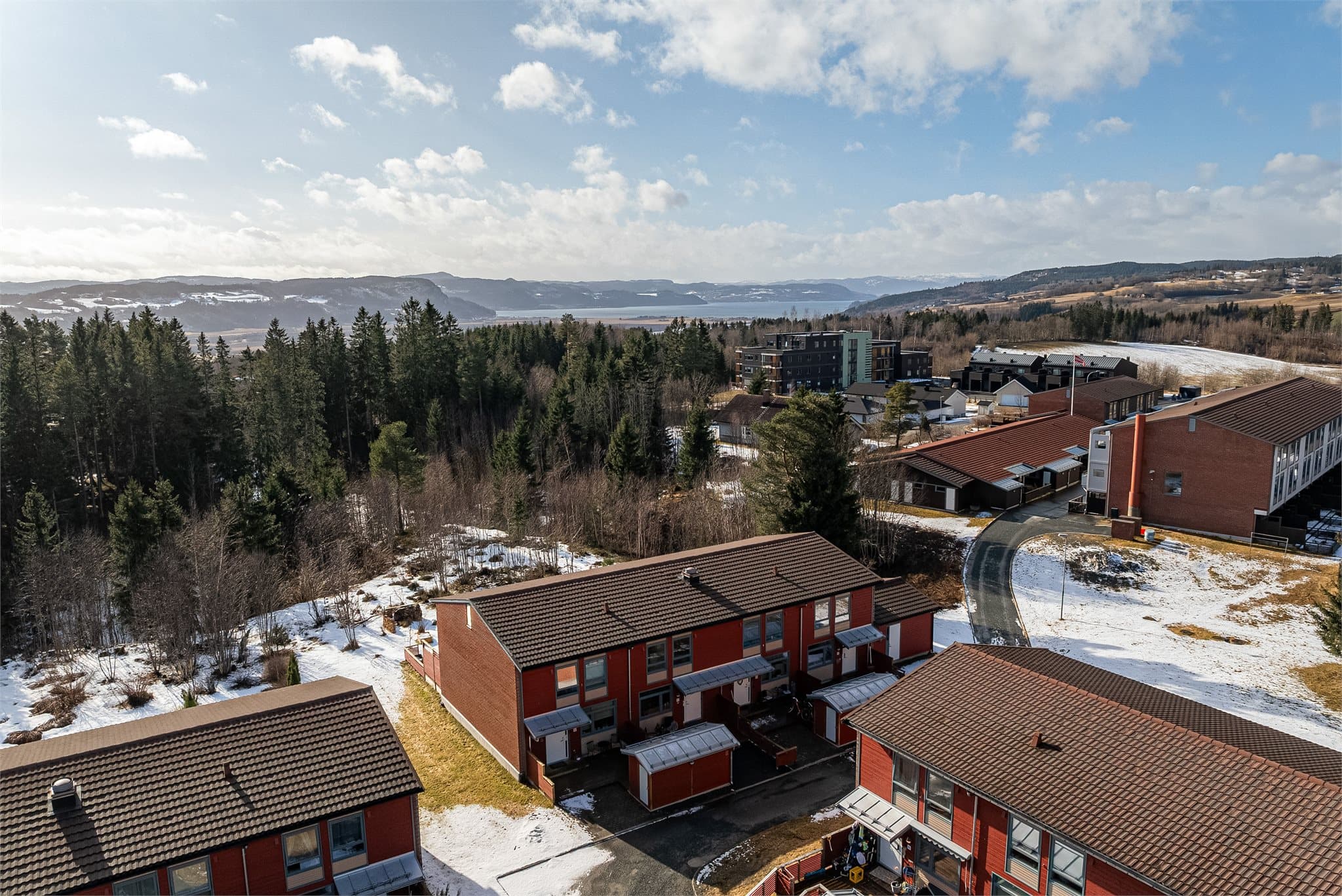 Fra boligen er det kort vei til kollektivtransport med gode bussforbindelser mot Heimdal og Trondheim.
