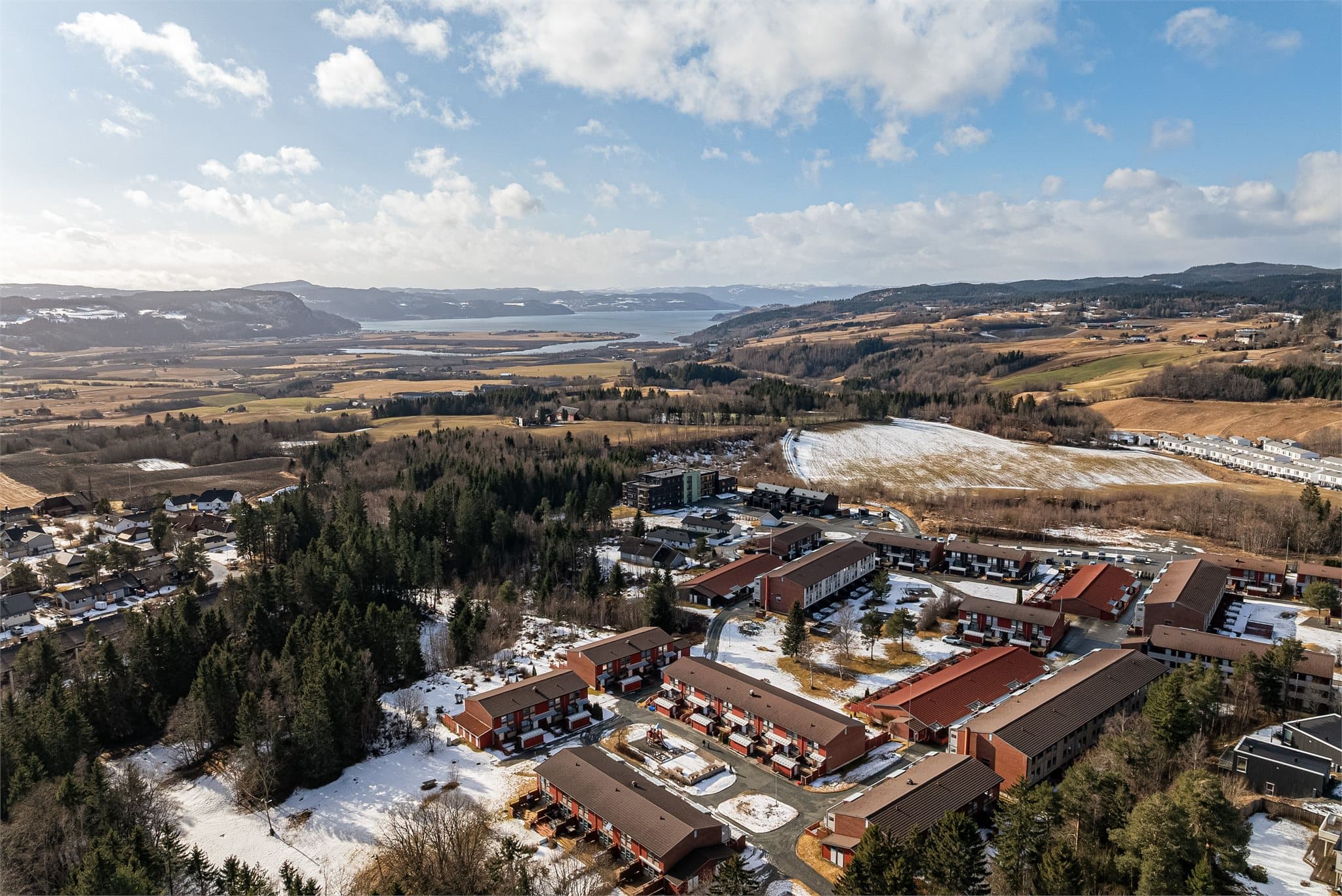 Barnevennlig område med nærhet til turstier, lekeplasser og friområder.