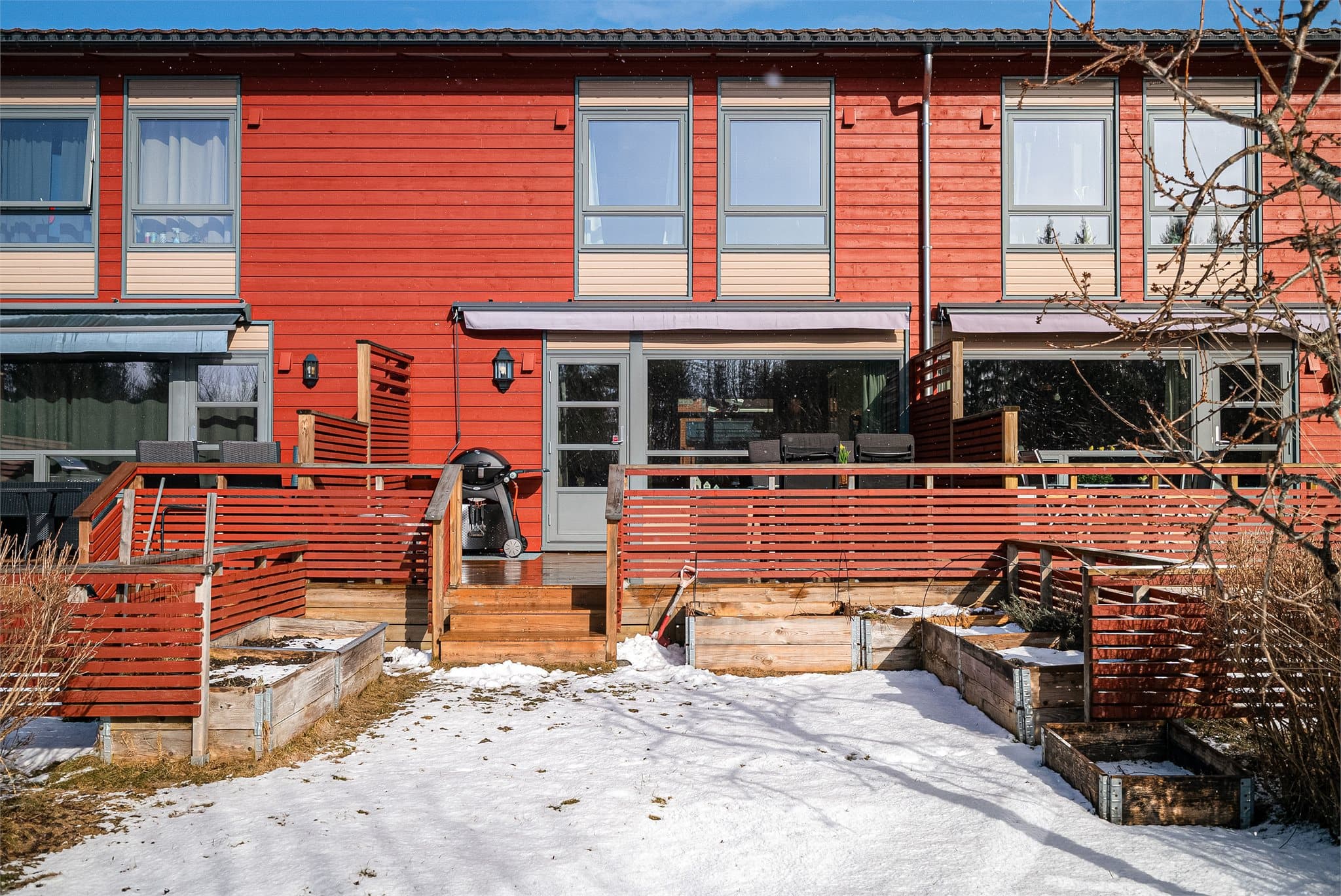 Fra terrassen går det trapp ned til hagen.