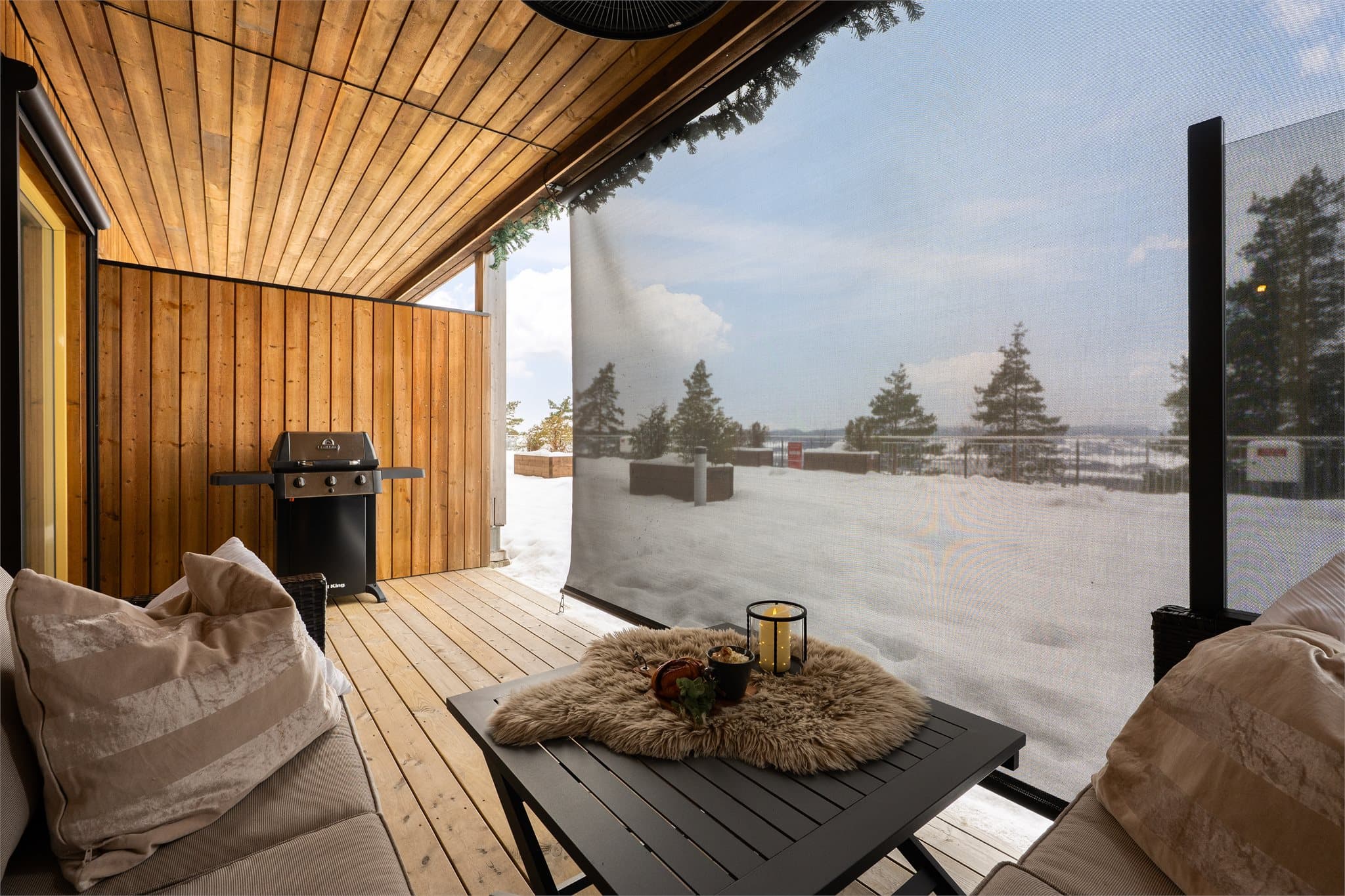 Det er montert screen på terrassen samt på terrassevinduet.