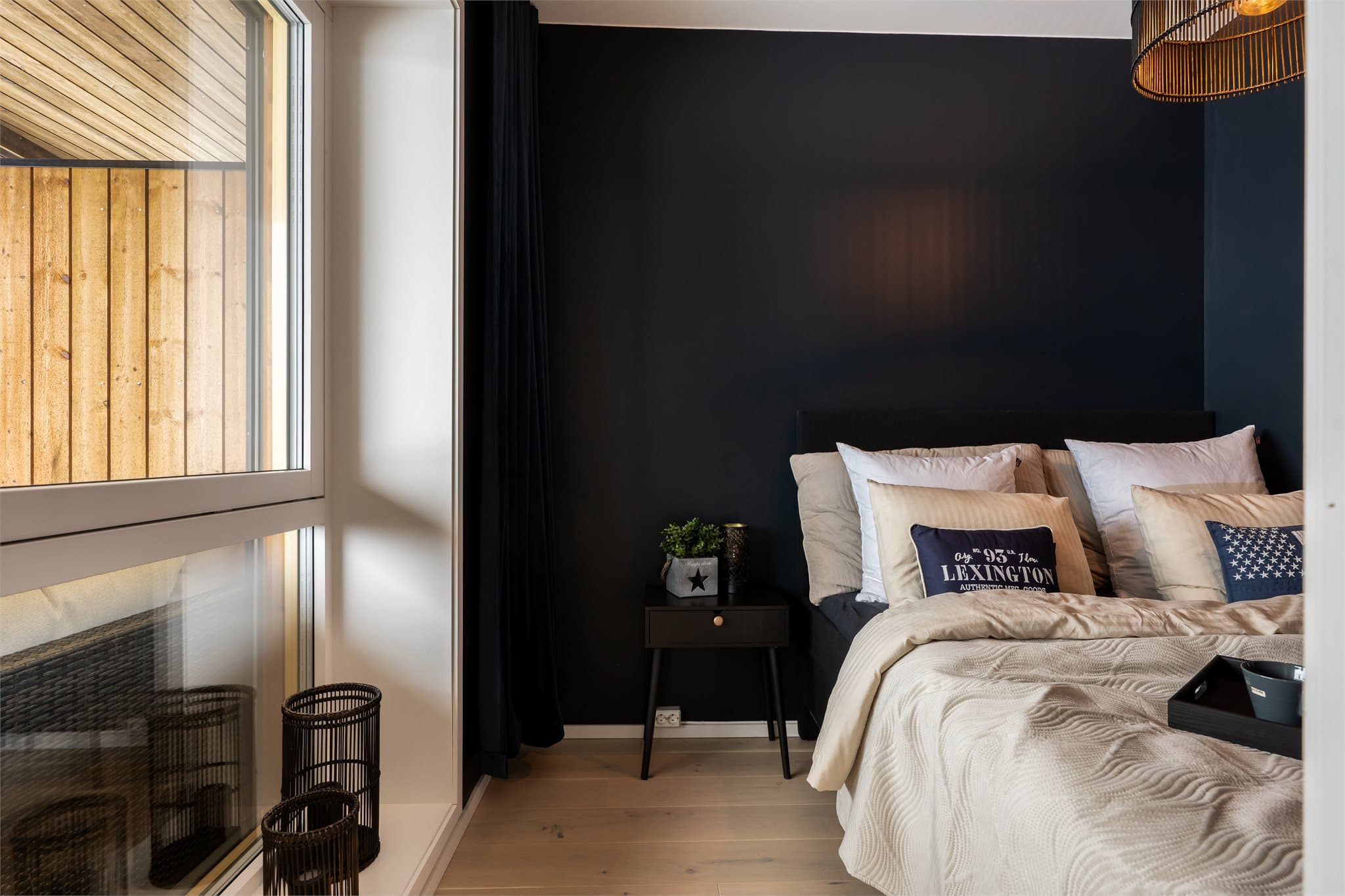 Soverommet vender ut mot terrasse.