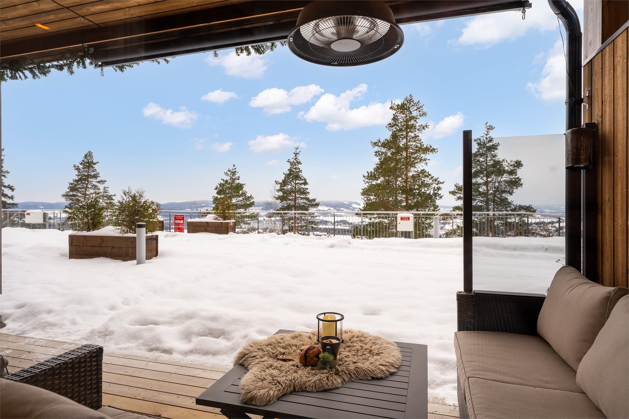 Her er det gode solforhold, plass til utemøbler og en herlig utsikt.