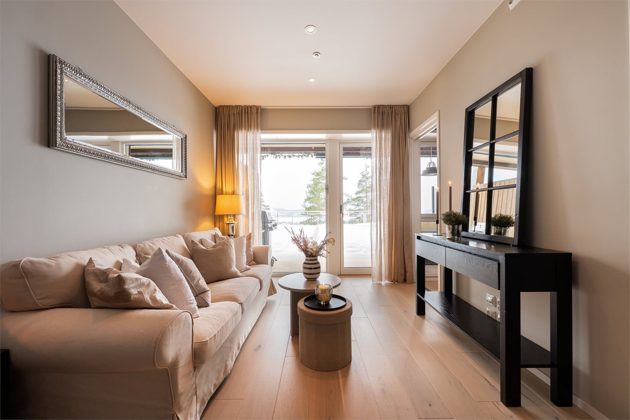 Vangsjordet 1 er en moderne, stilren og lys 2-roms selveierleilighet beliggende på bakkeplan.