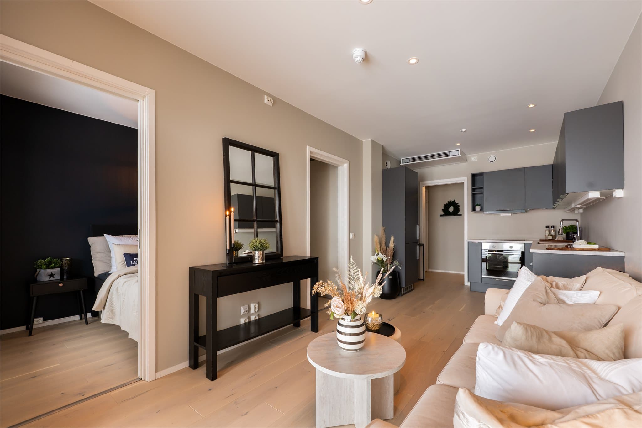 Leiligheten holder god standard med 1-stavs parkett på gulv og malte, slette veggflater.