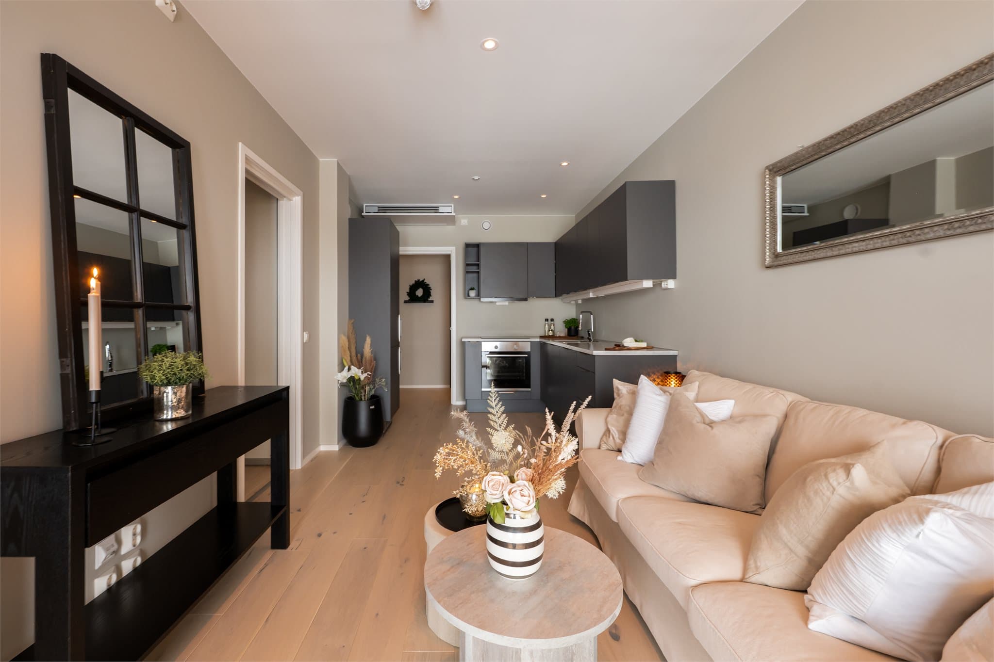 "CLIVET" viftekonvektor er installert i himling ved kjøkkenet.