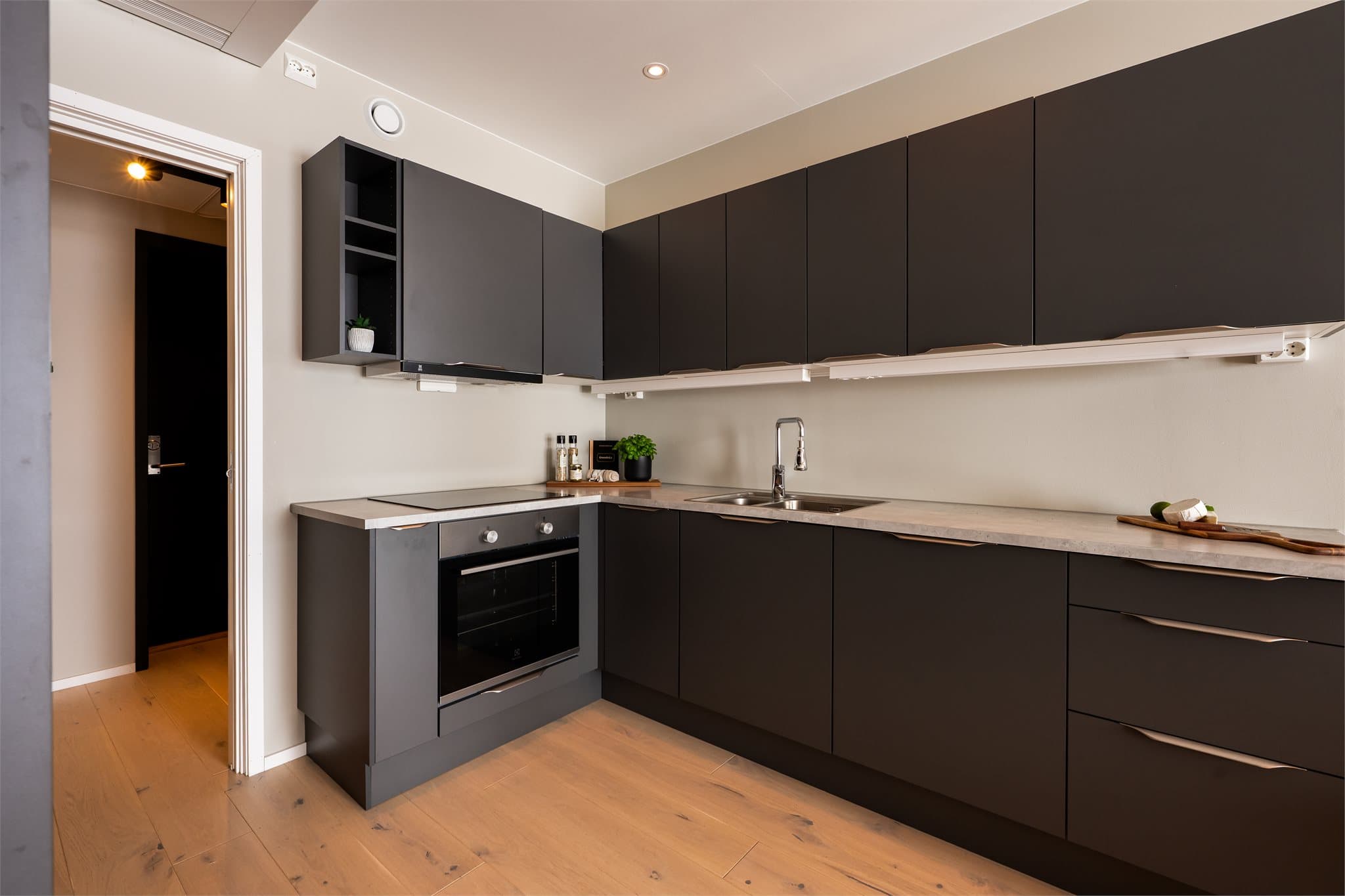 Innredningen har integrert koketopp, stekeovn, oppvaskmaskin og kombi kjøl/frys.