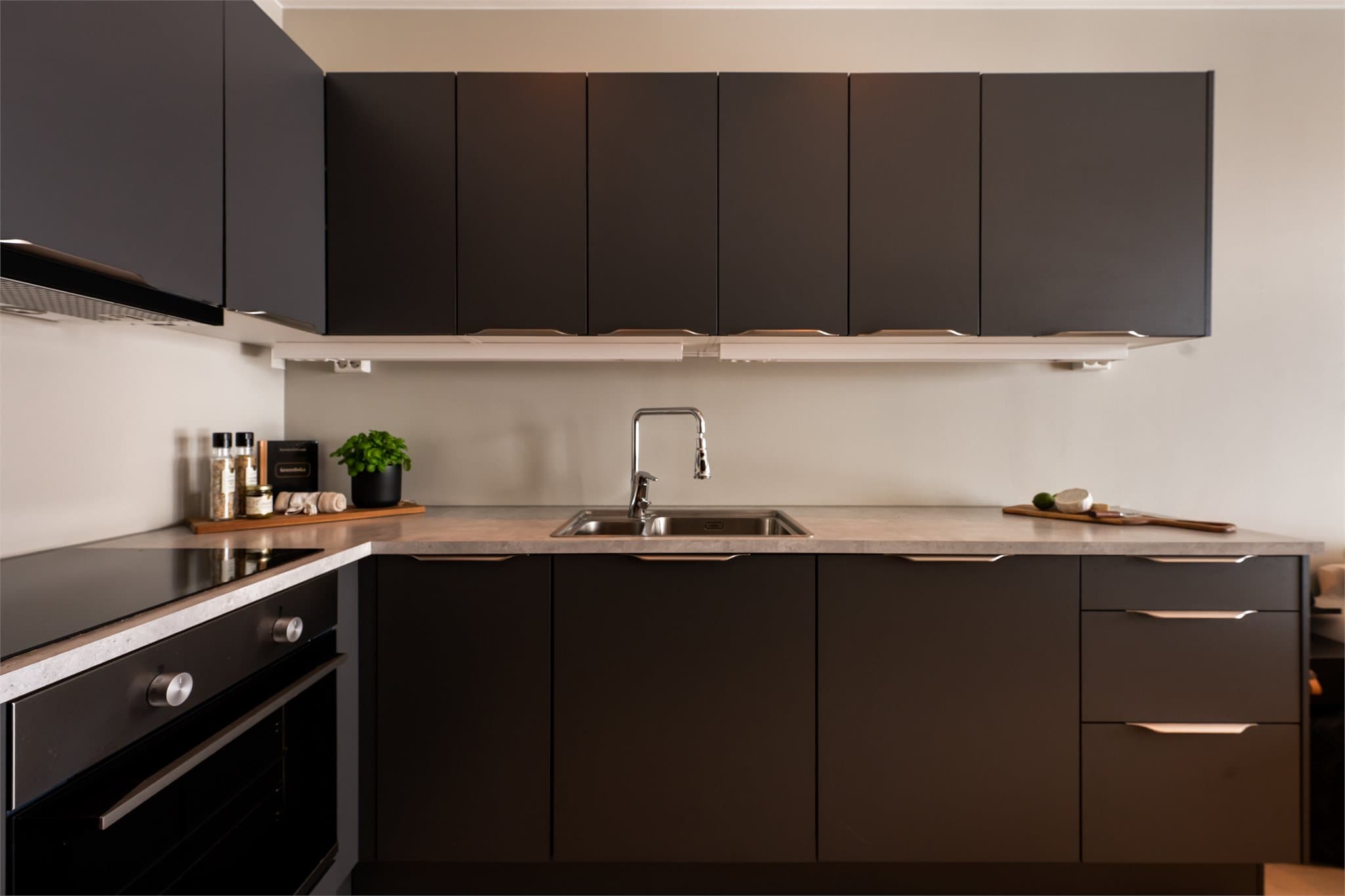 Det er montert belysning under overskap.