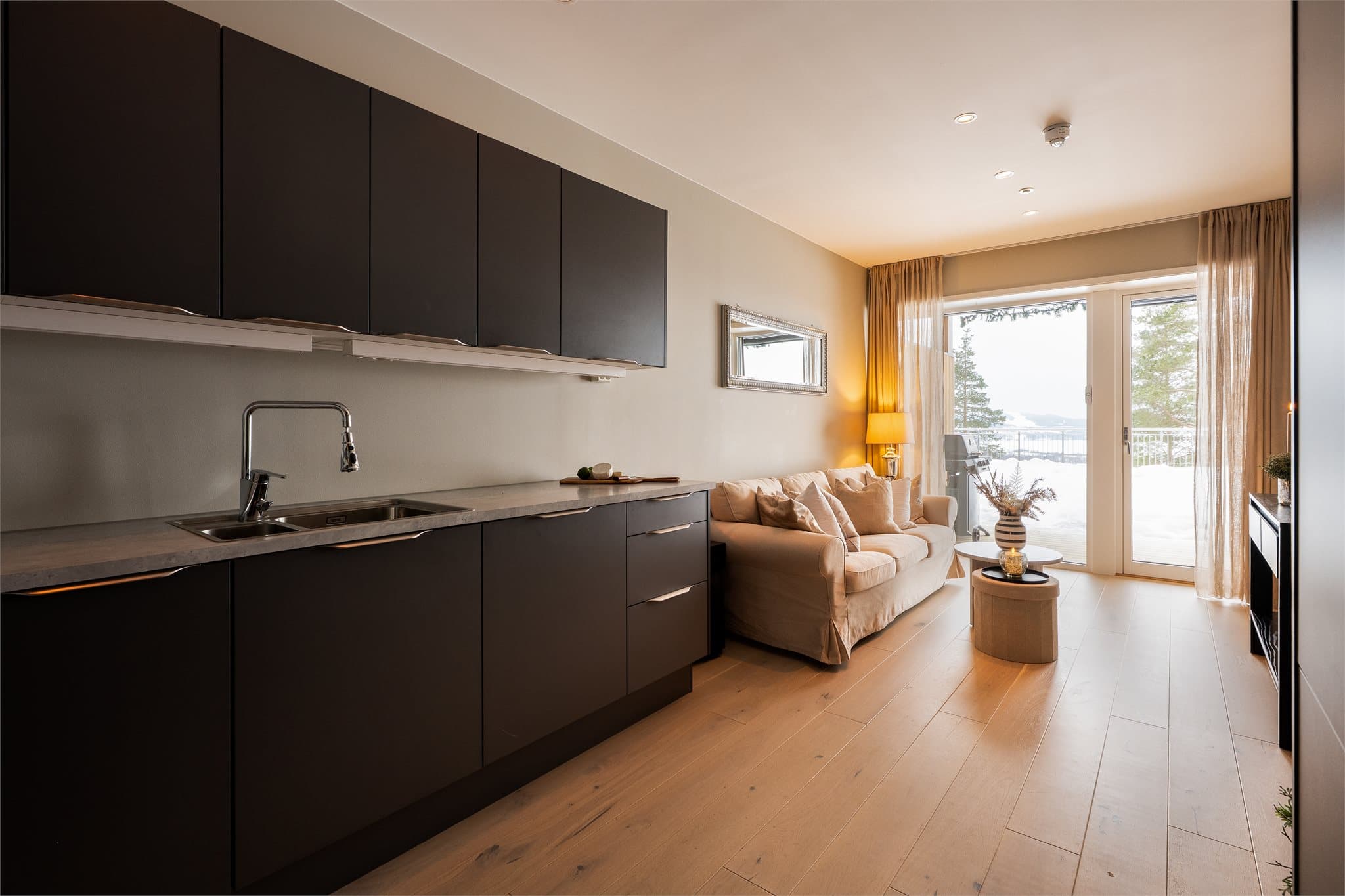 Kjøkkenet og stuen er i åpen løsning.