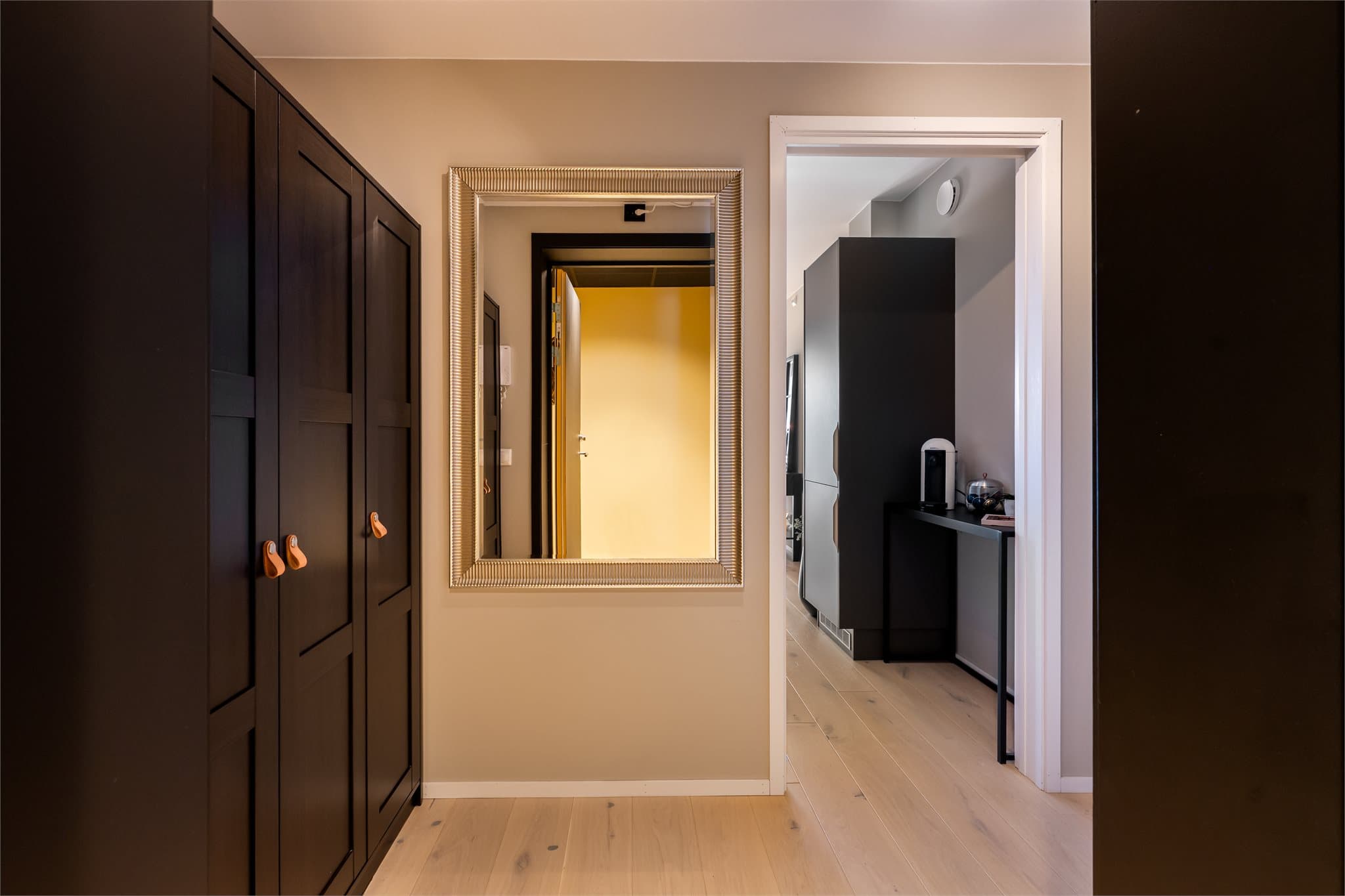 Det første som møter deg er en romslig entré med garderobeløsning.