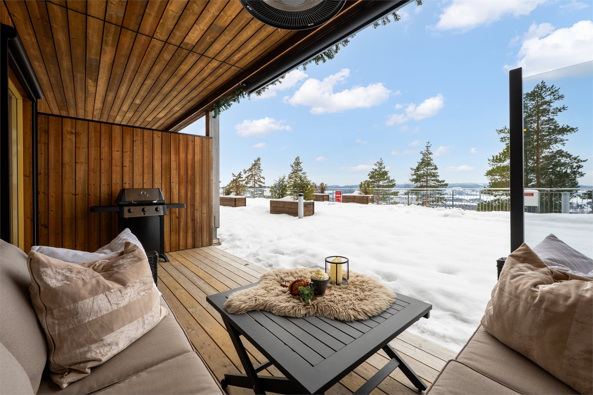 Fra stuen er det utgang til en fantastisk overbygd terrasse.