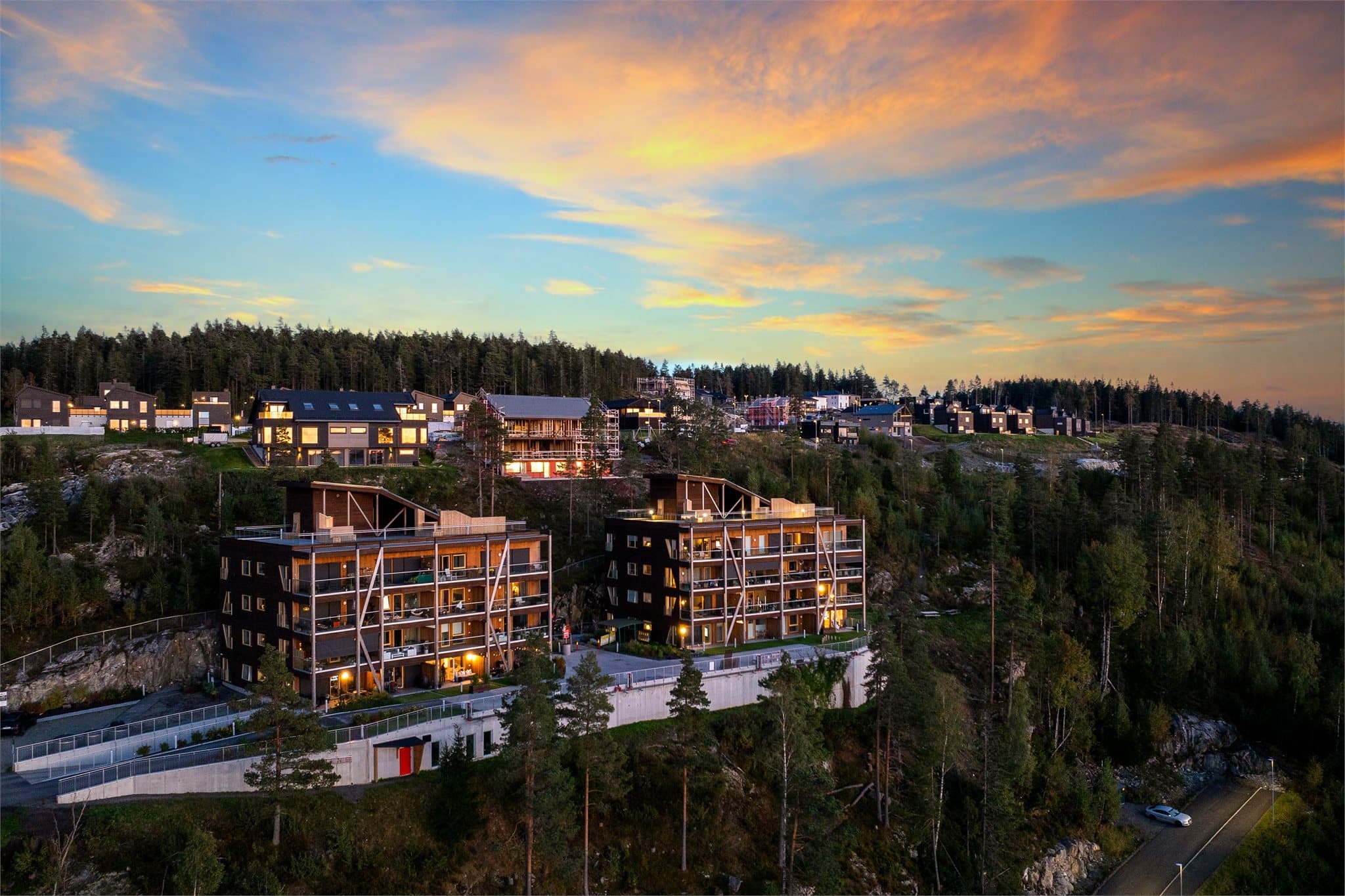 Eiendommen ligger på en høyde med nydelig utsikt mot Glomma og Fetsund.