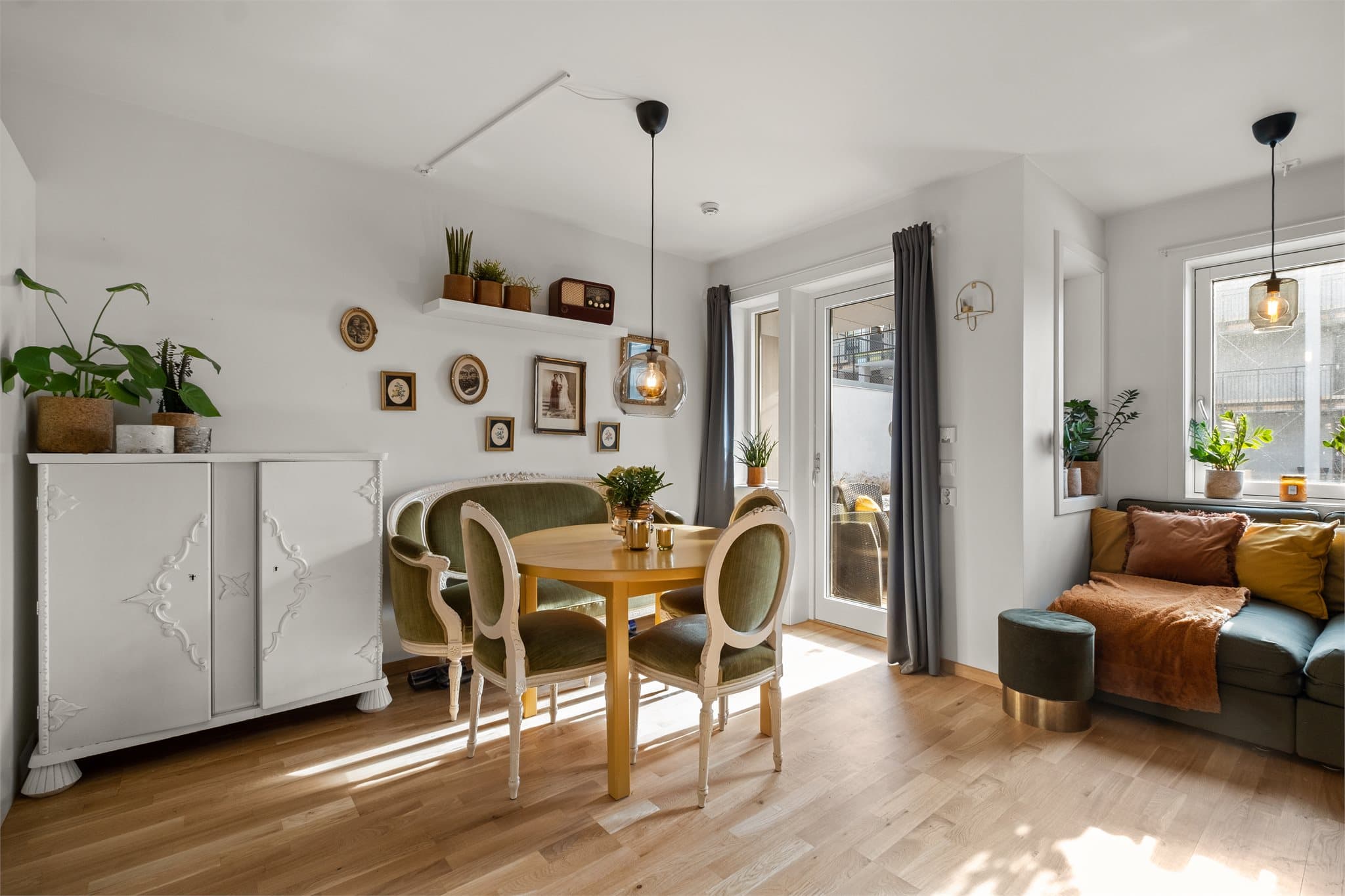 Fra stuen er det utgang til overbygd terrasse.