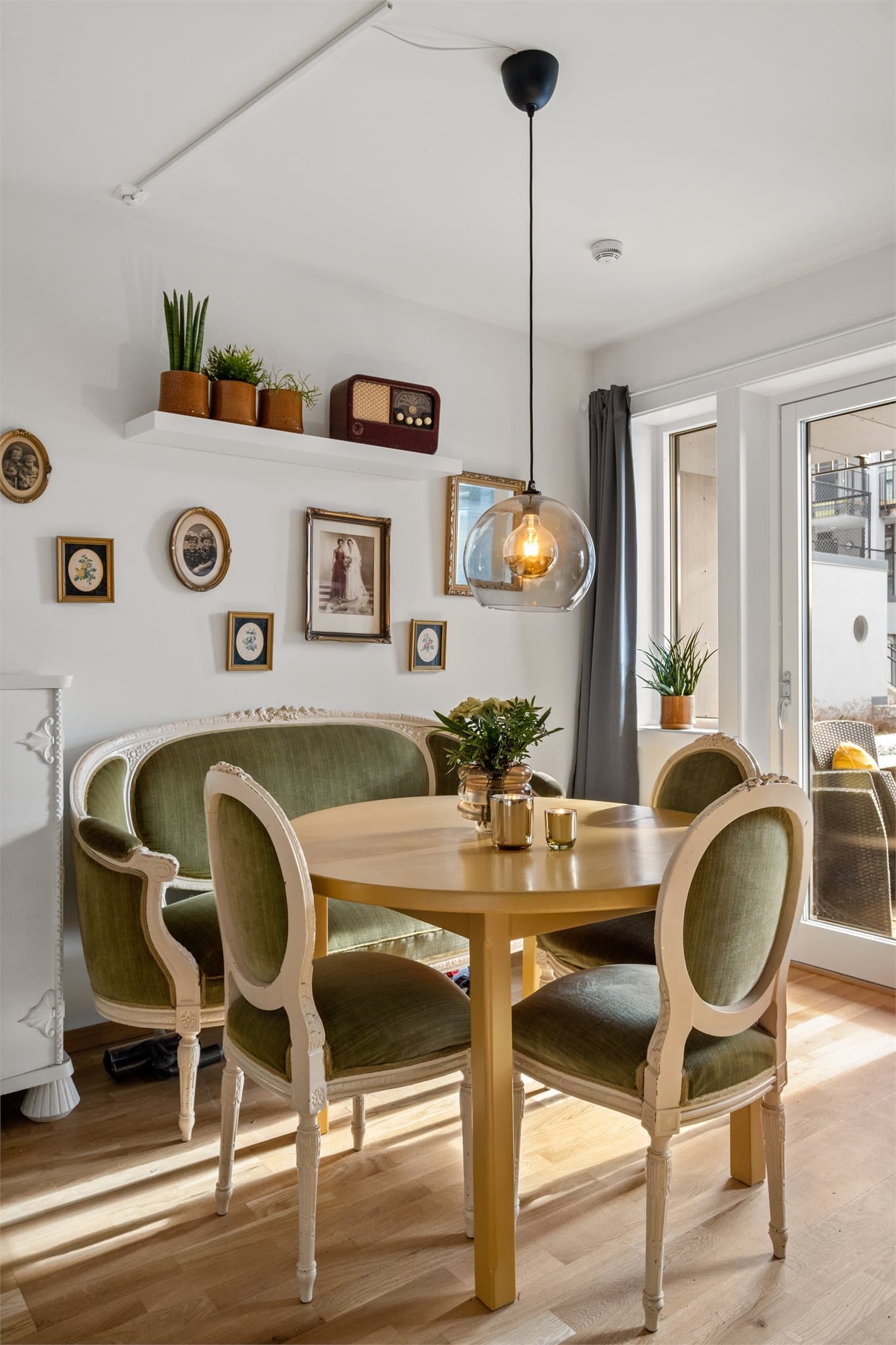 Det er plass til spisegruppe og sofagruppe.