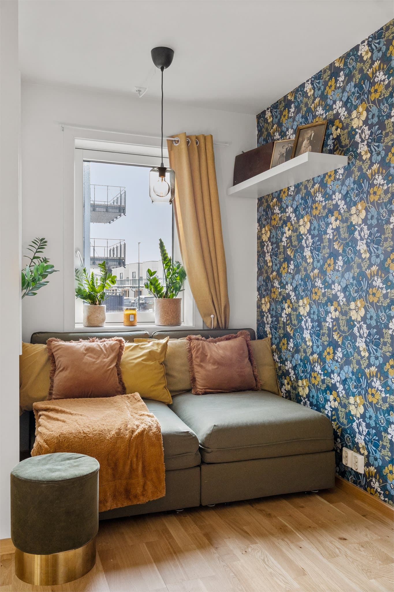 Allrommet har flere vindusflater for rikelig med naturlig lysinnslipp.